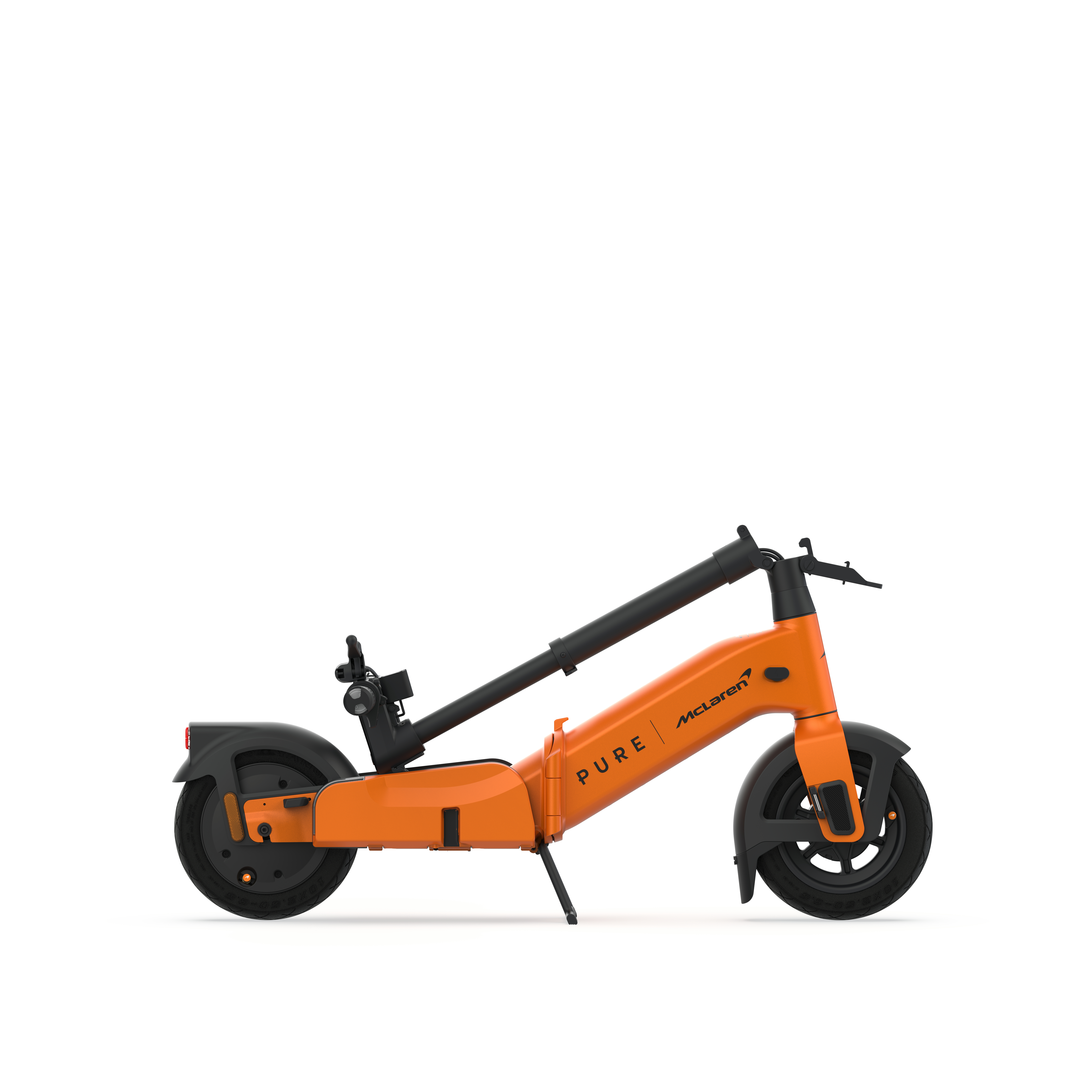 Ein orangefarbener Elektroroller mit McLaren-Logo steht auf weißem Hintergrund.