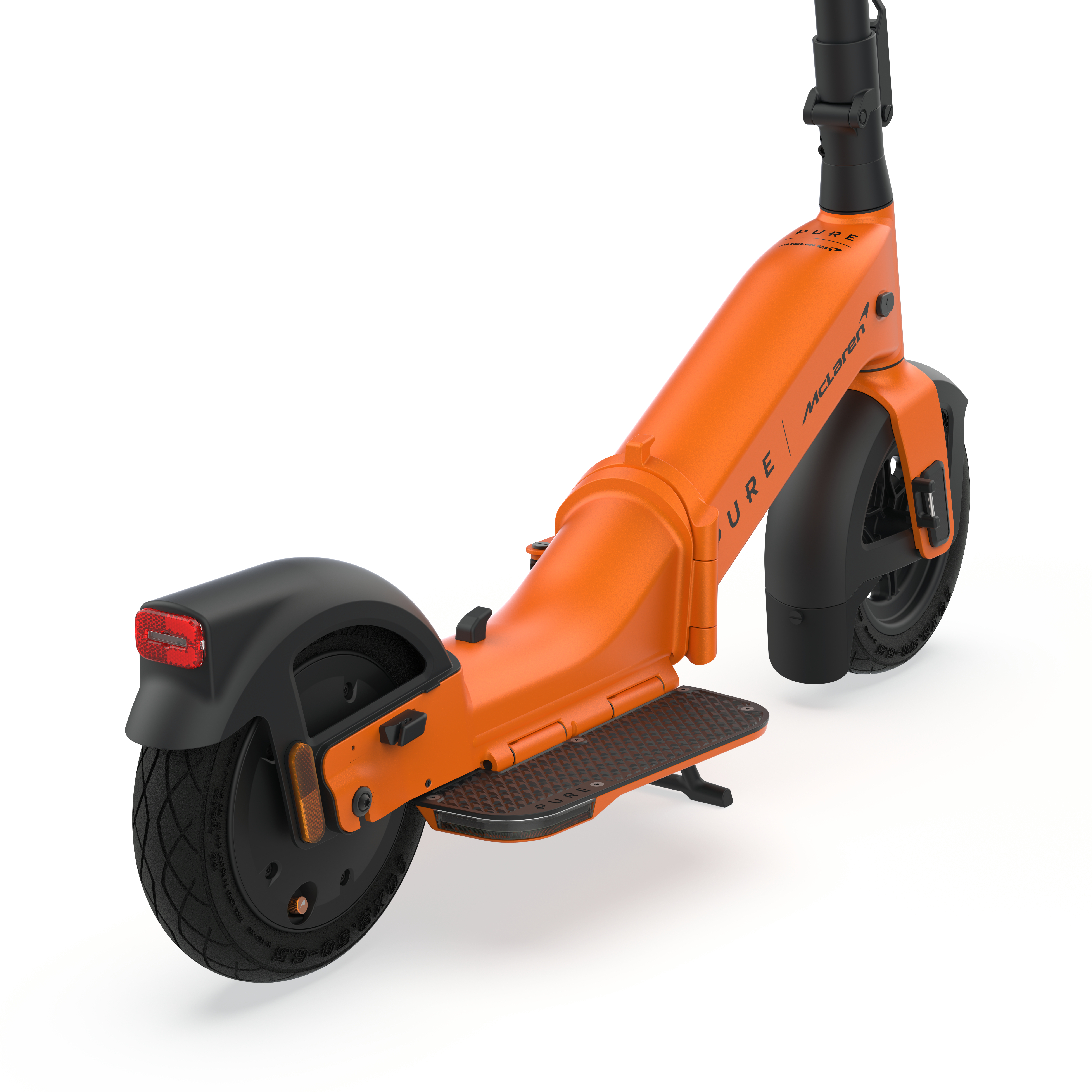 Orange E-Scooter mit McLaren-Logo, schwarze Reifen und Kotflügel.