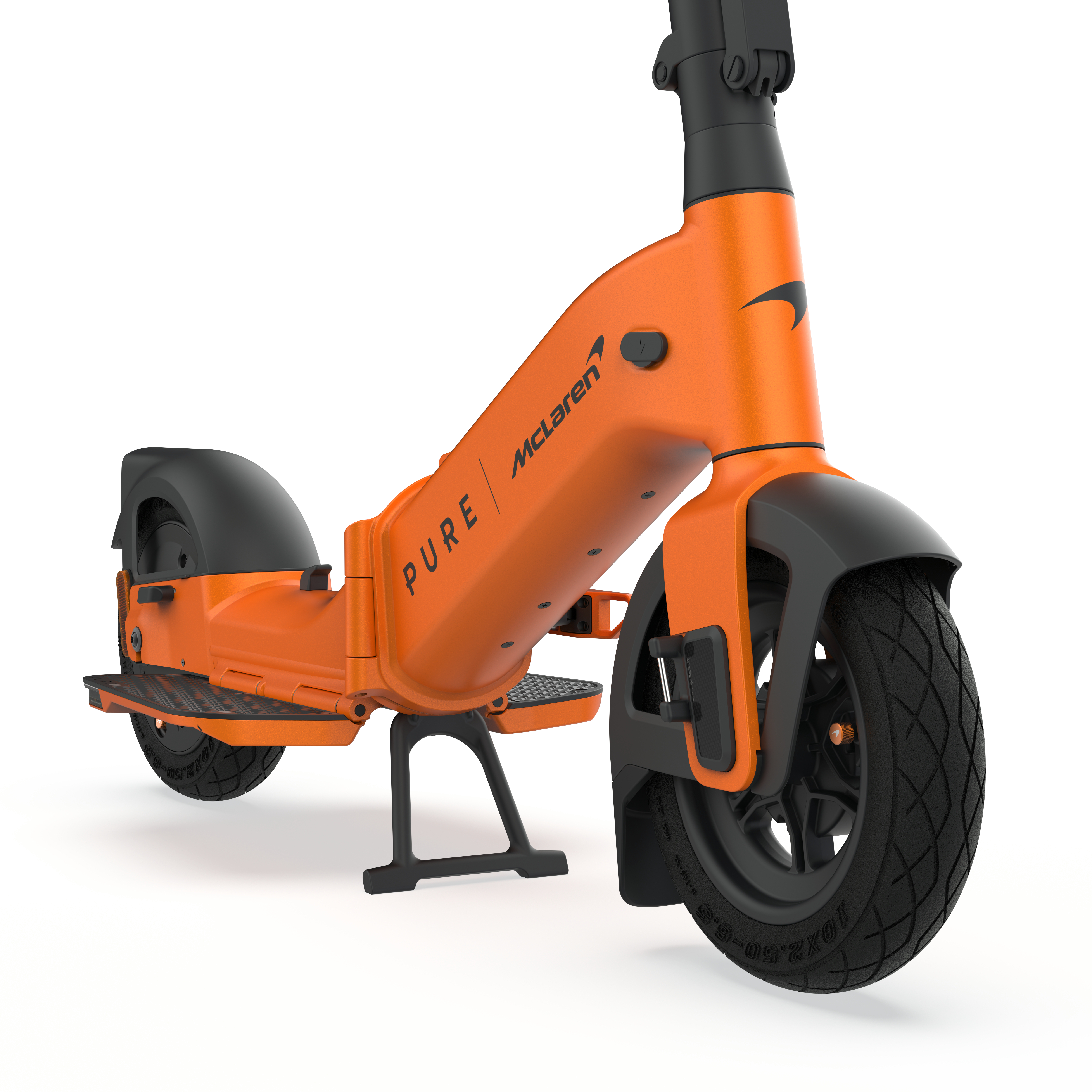Ein orangefarber E-Scooter mit schwarzen Akzenten und McLaren-Logo.