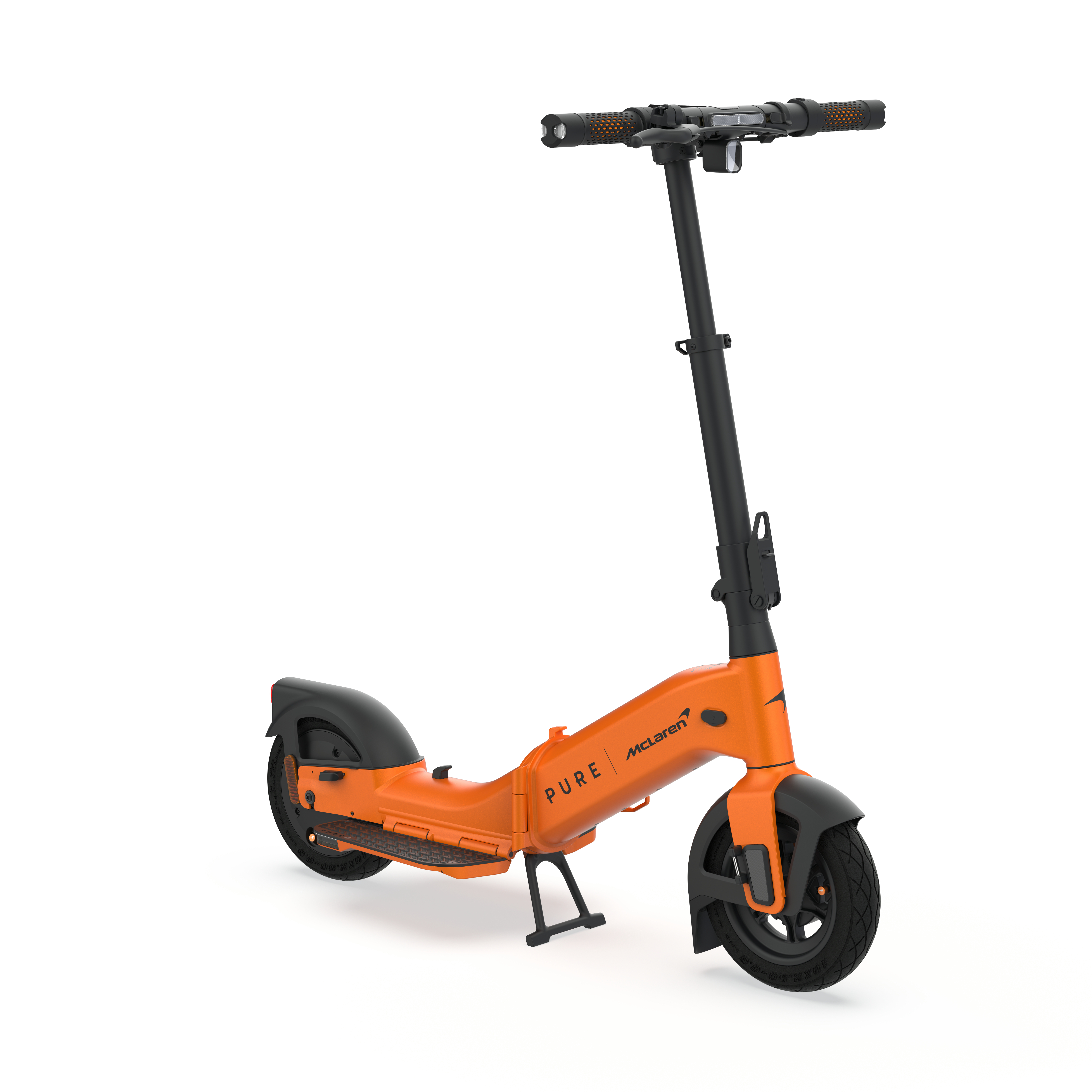 Orange Elektroroller mit schwarzen Akzenten und McLaren-Logo. Steht auf weißem Hintergrund.