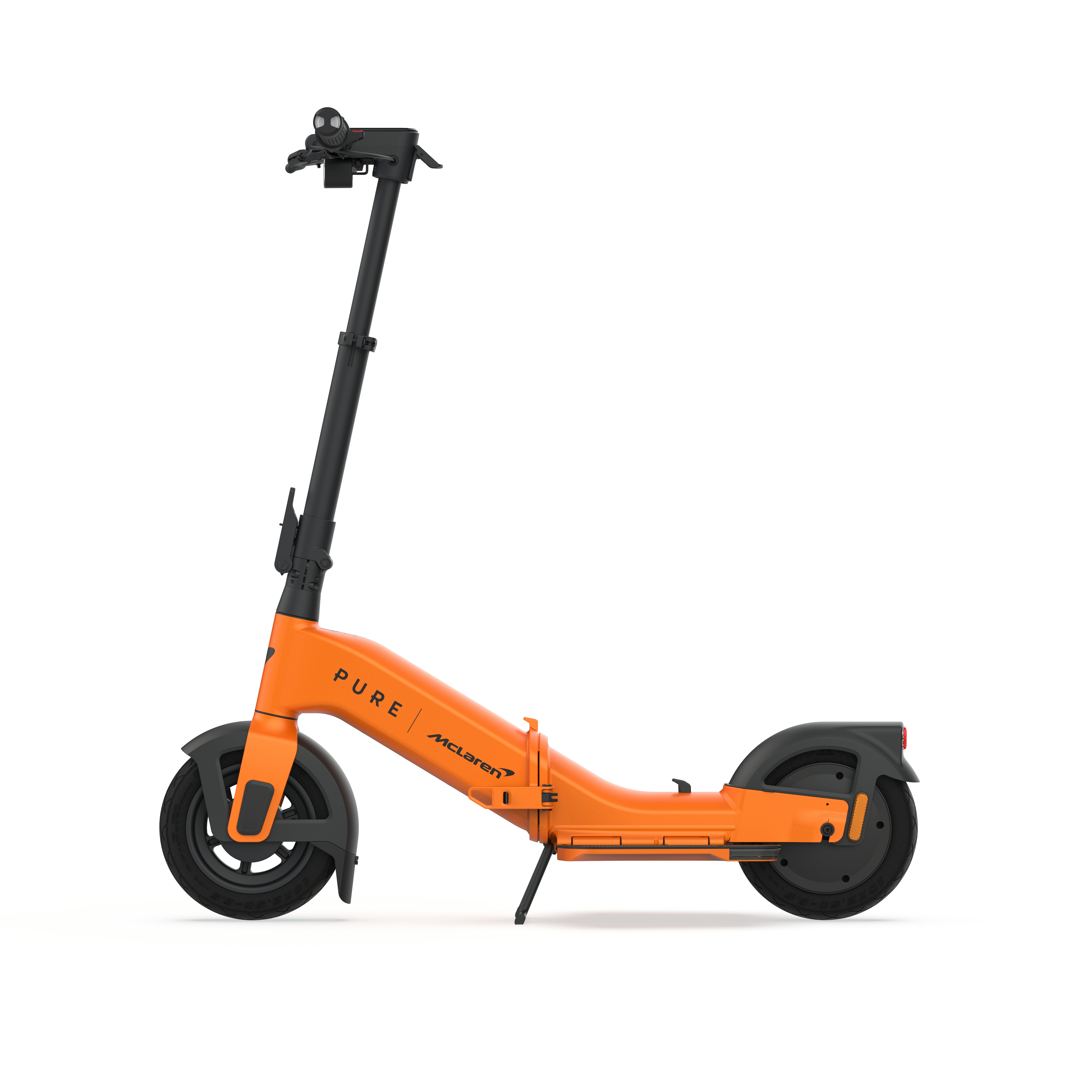Ein orangefarbener Elektroroller mit McLaren-Logo steht auf weißem Hintergrund.