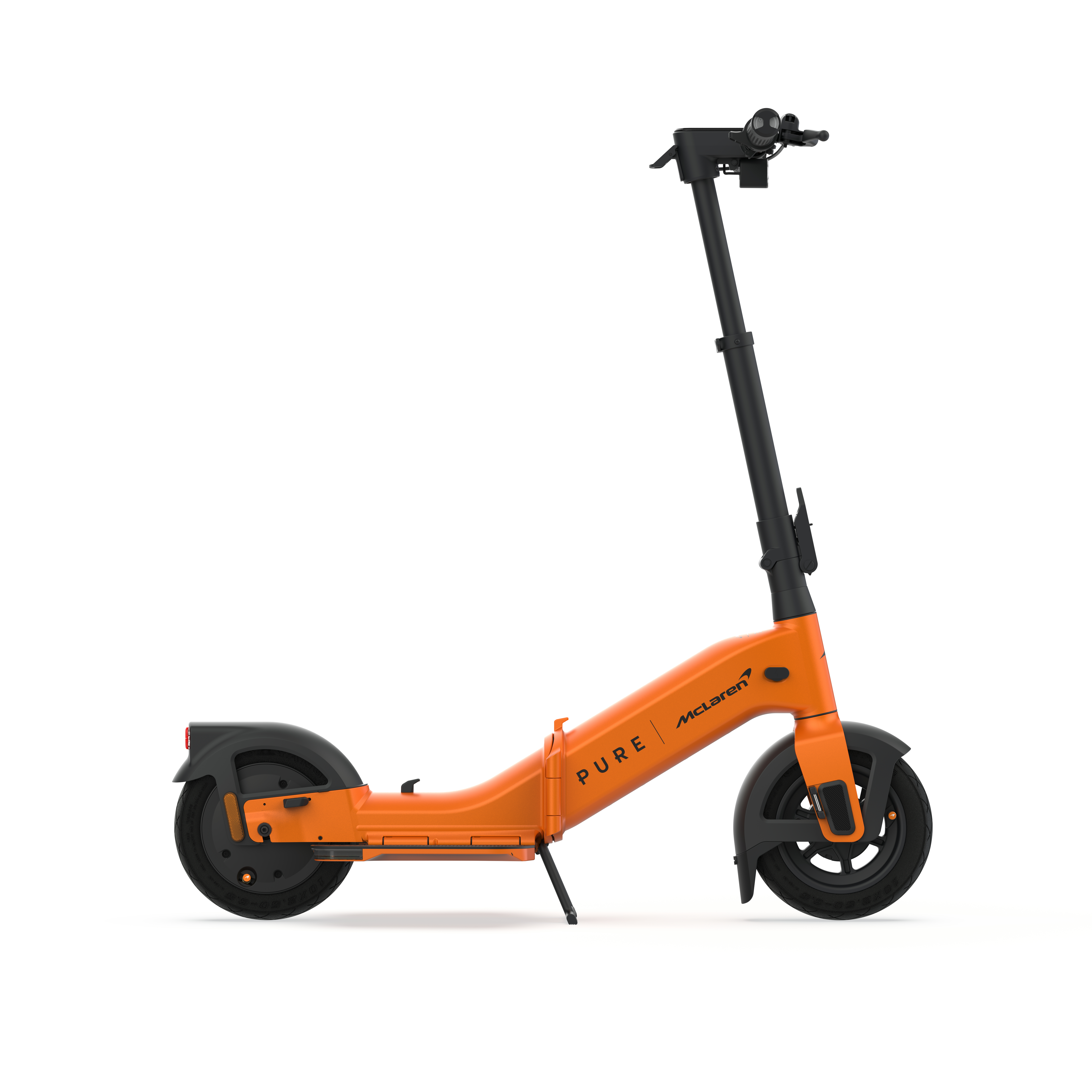 Ein orangefarbener Elektroroller mit schwarzen Akzenten steht auf weißem Hintergrund.
