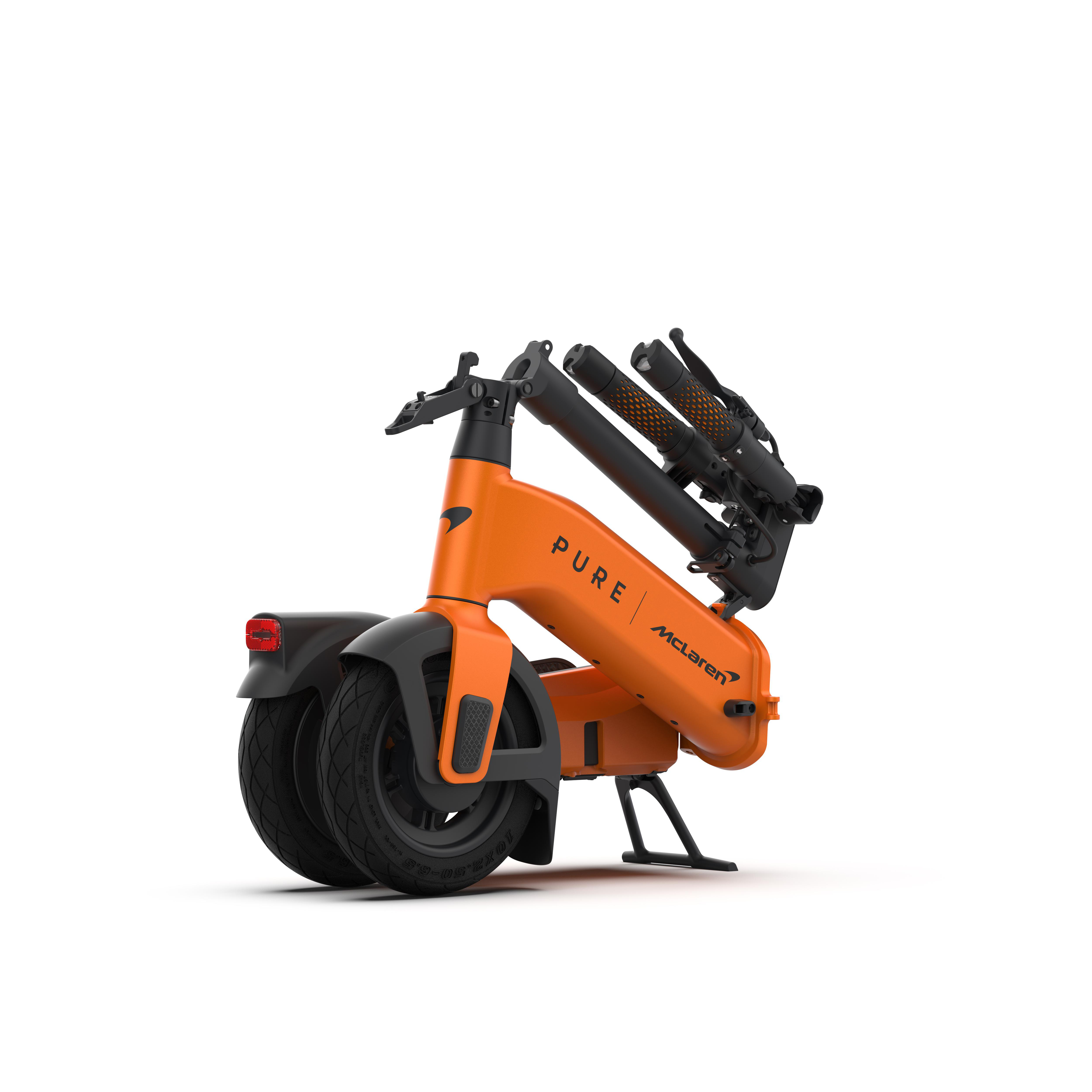 Ein orangefarbener E-Scooter mit schwarzen Akzenten steht auf einem weißen Hintergrund.