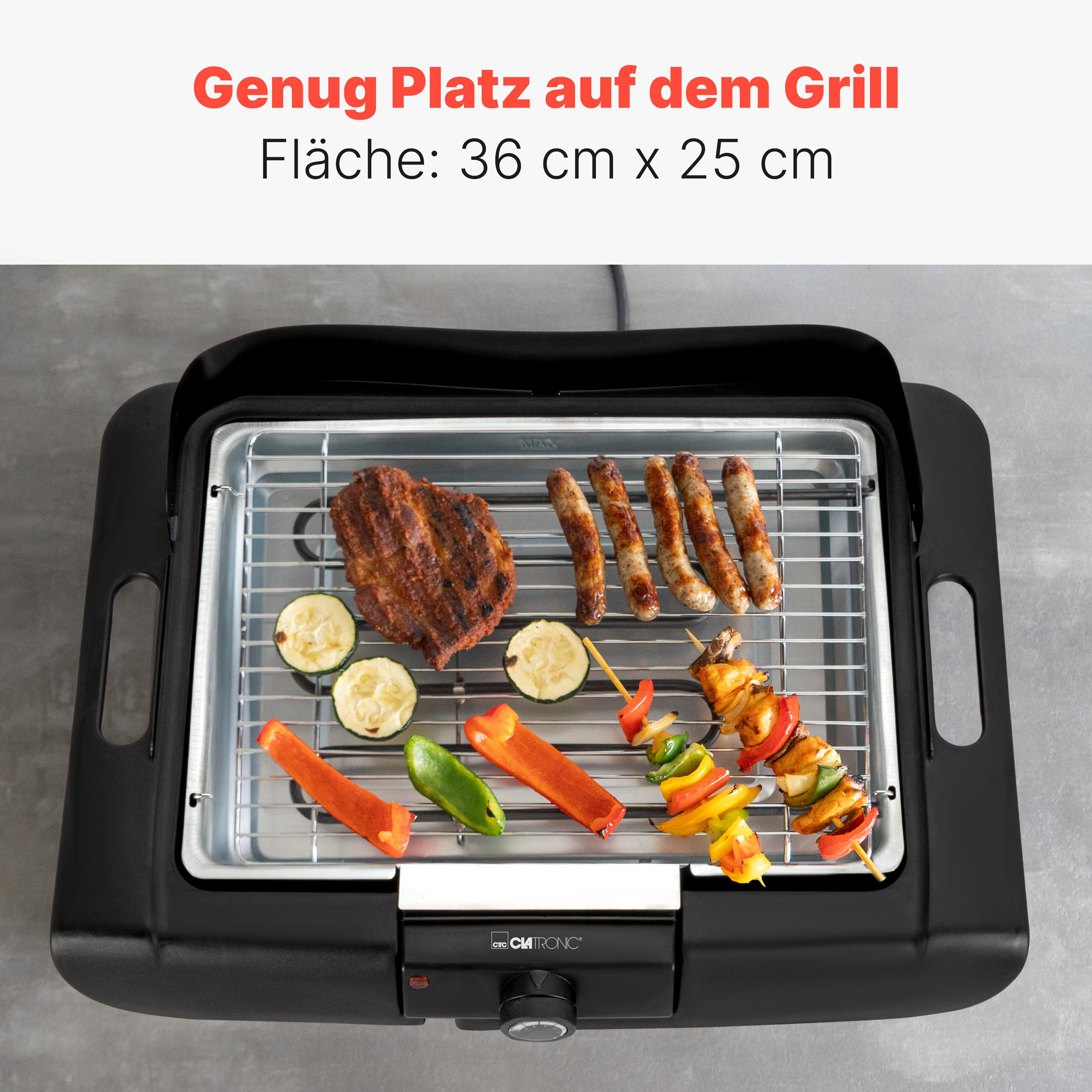 Ein Elektrogrill mit Fleisch, Würstchen, Zucchini und Gemüsespießen.