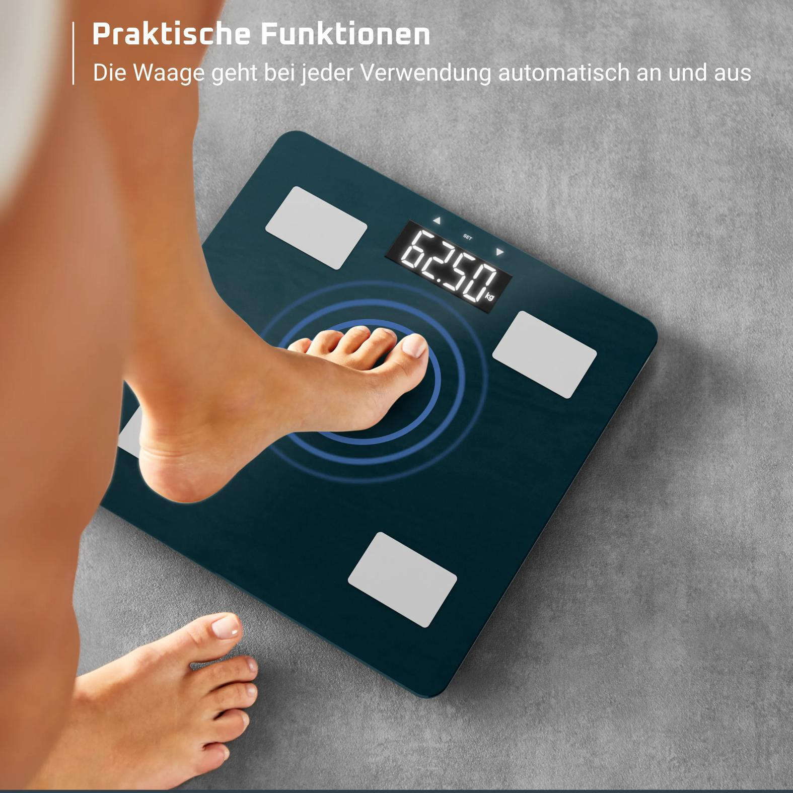 Ein Fuß steht auf einer dunklen Personenwaage, die 62,50 kg anzeigt.