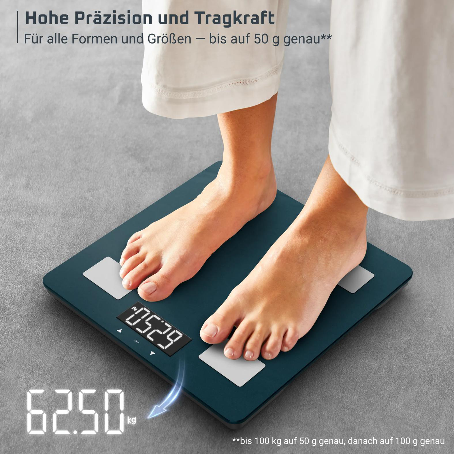 Füße auf einer dunkelblauen Personenwaage. Das Display zeigt 62,50 kg an.