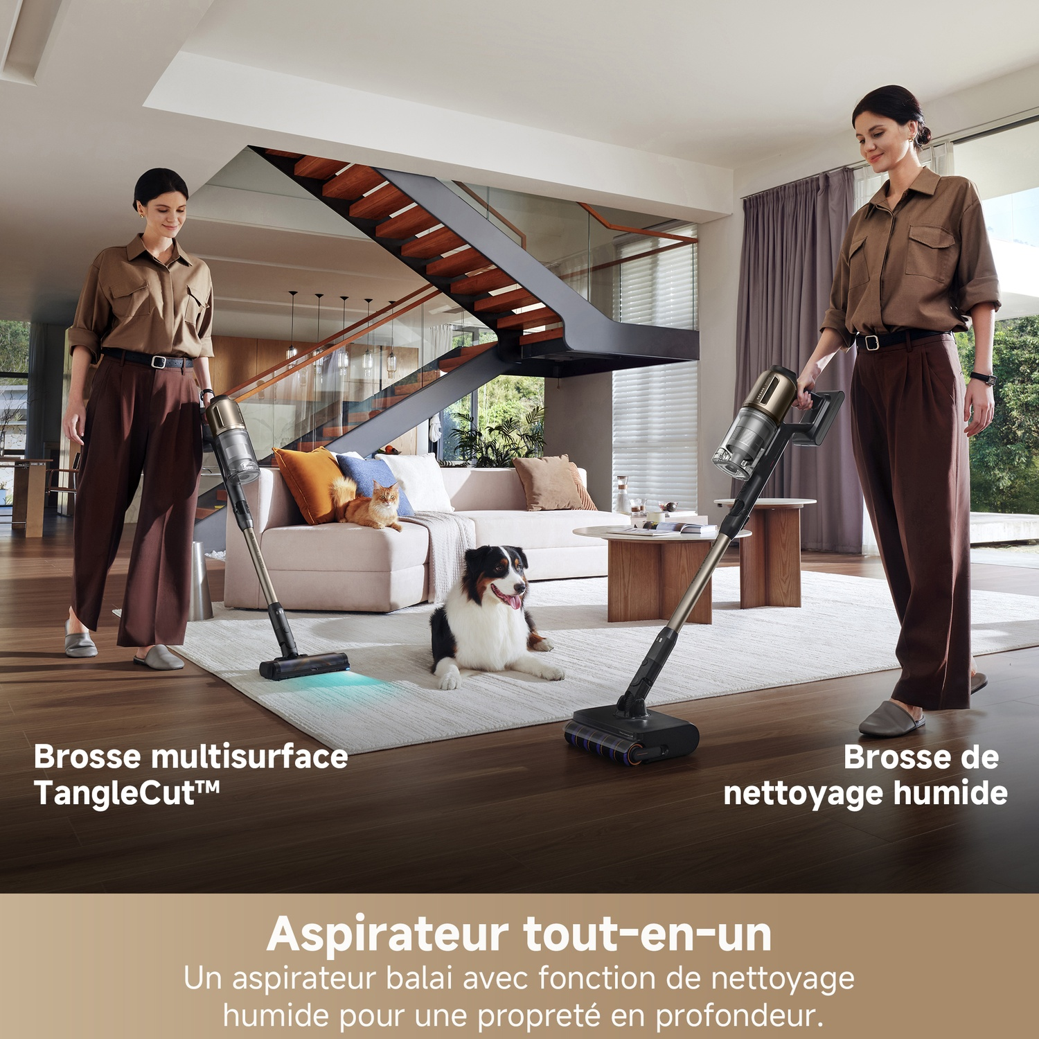 Deux femmes utilisent des aspirateurs dans un salon moderne avec des animaux.