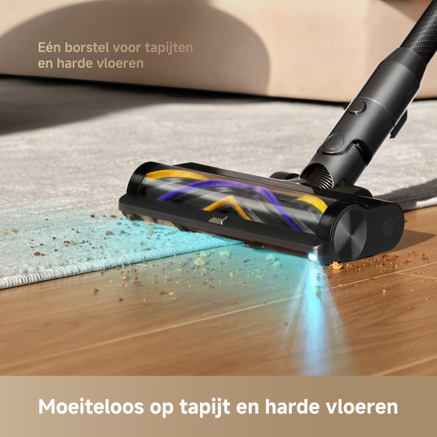 Une tête d'aspirateur avec brosse nettoie tapis et parquet de débris.
