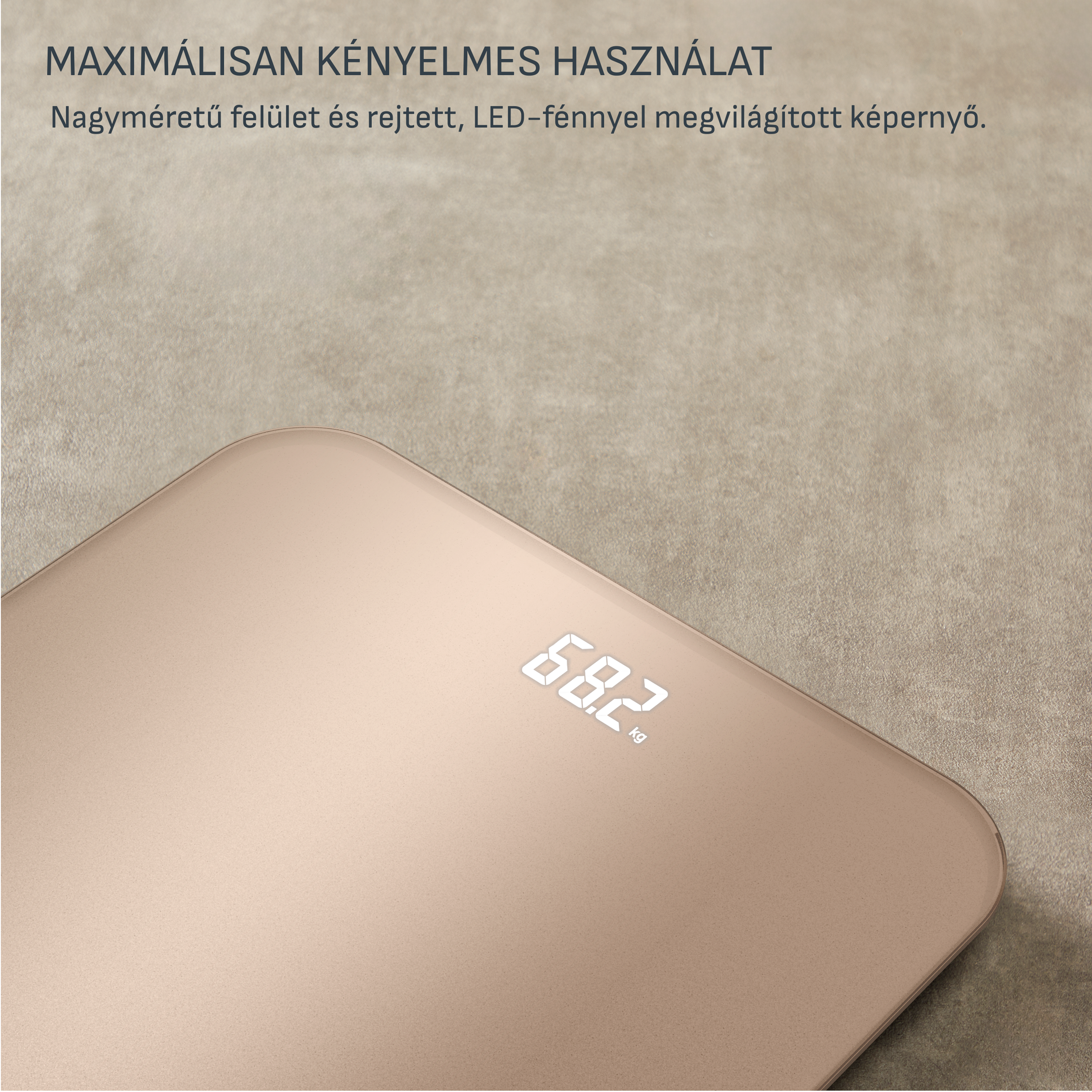 Egy arany színű mérleg 68,2 kg-ot mutat a világító kijelzőn.