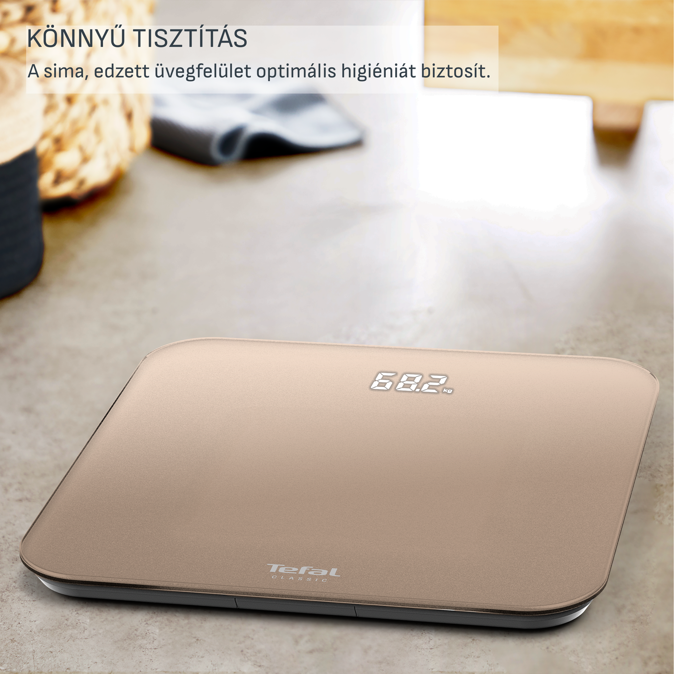 Arany színű digitális mérleg 68,2 kg kijelzéssel.
