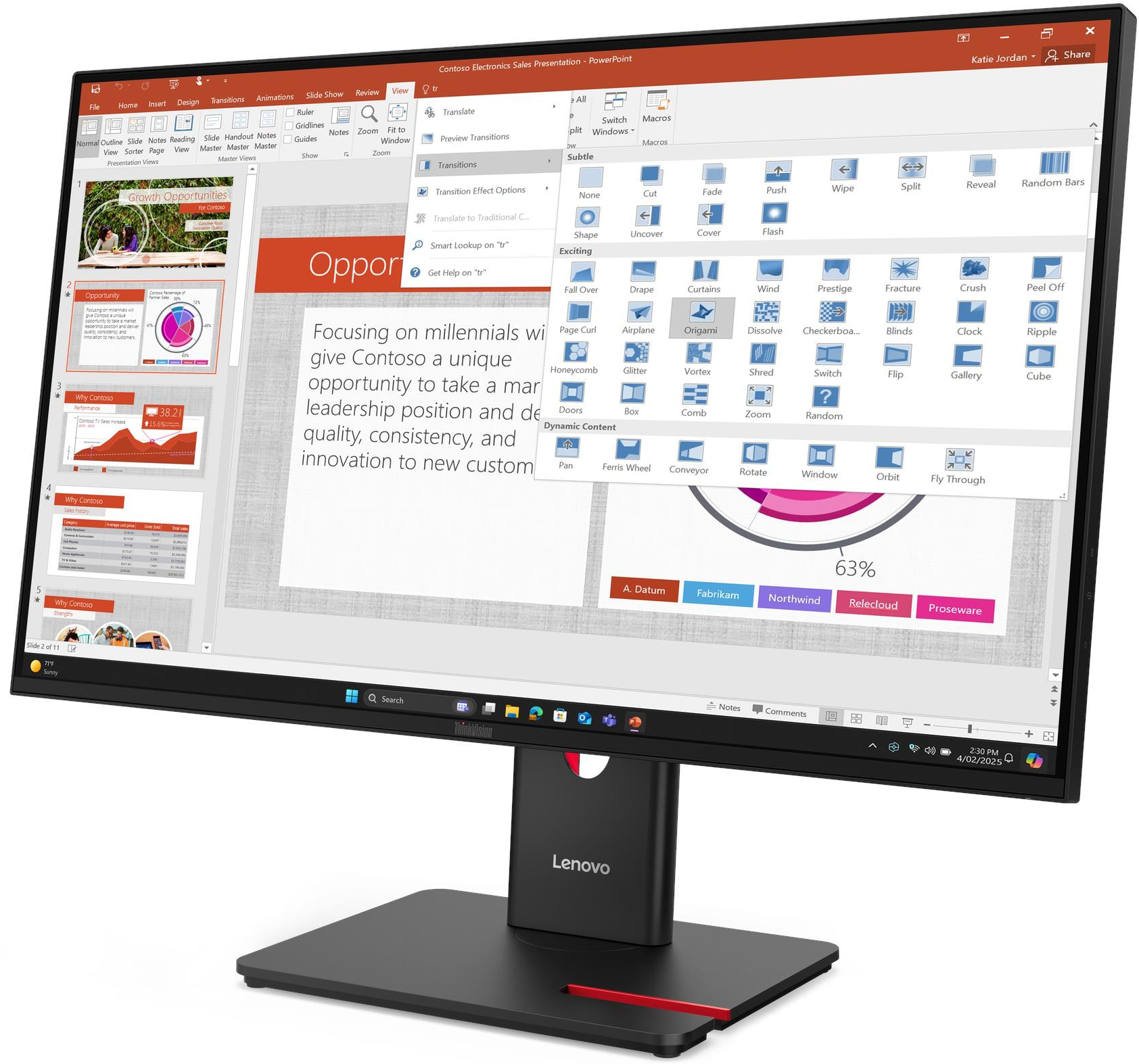 Egy PowerPoint prezentáció látható laptopon, diákat, átmeneteket és diagramokat mutatva.