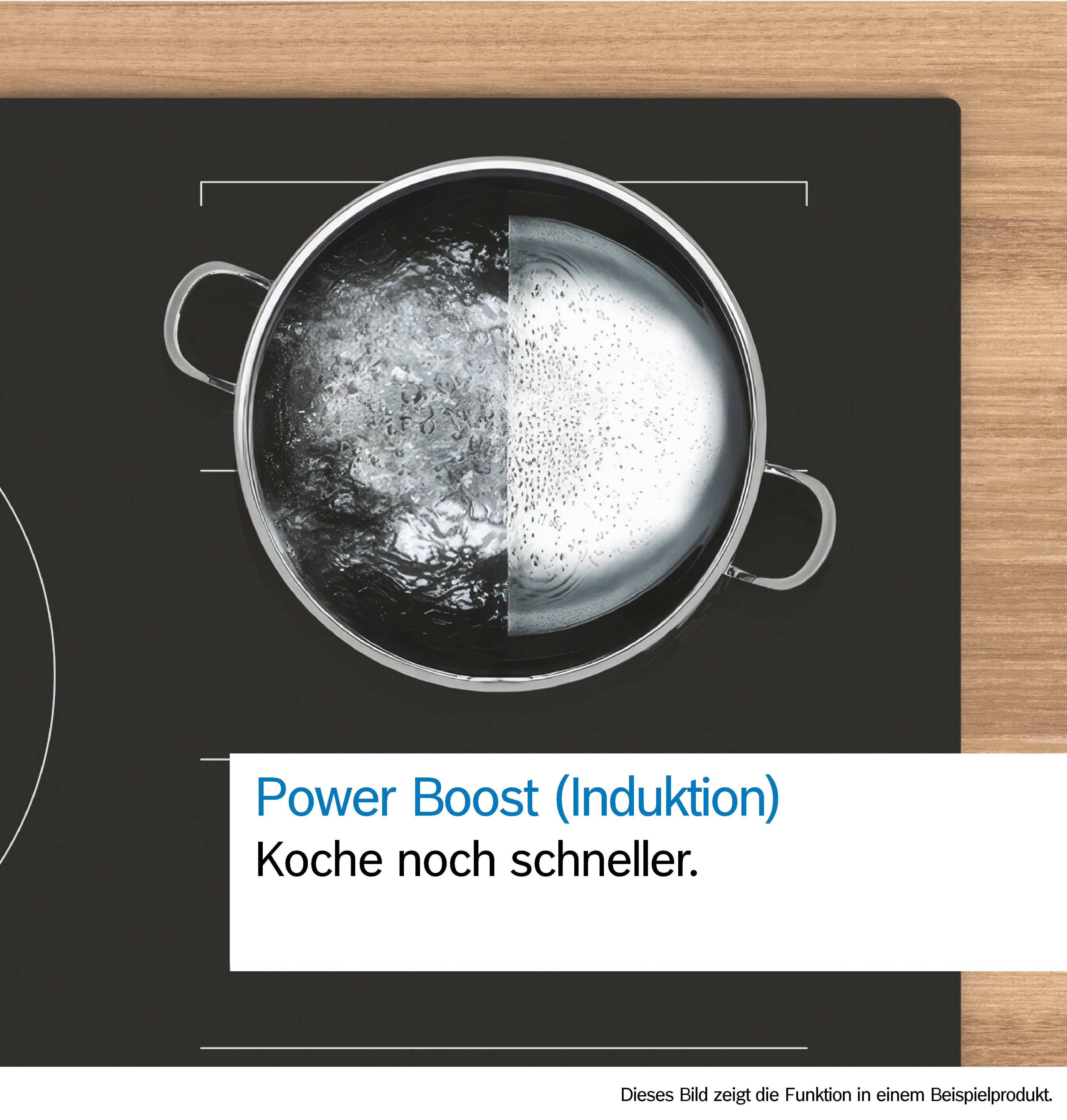 Topf mit kochendem Wasser auf schwarzer Kochfläche mit Holzrand.