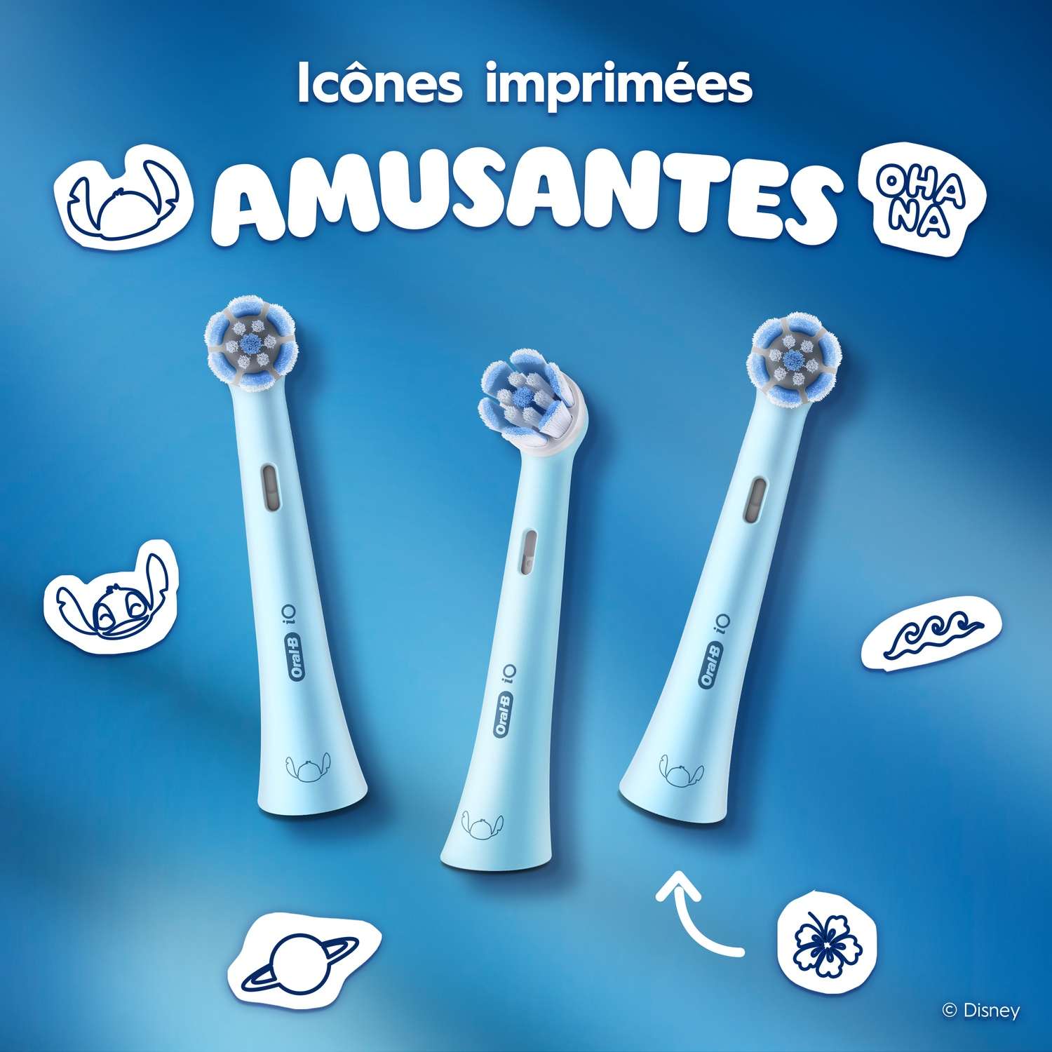 Trois brosses à dents bleues claires avec des autocollants Disney sur fond bleu.
