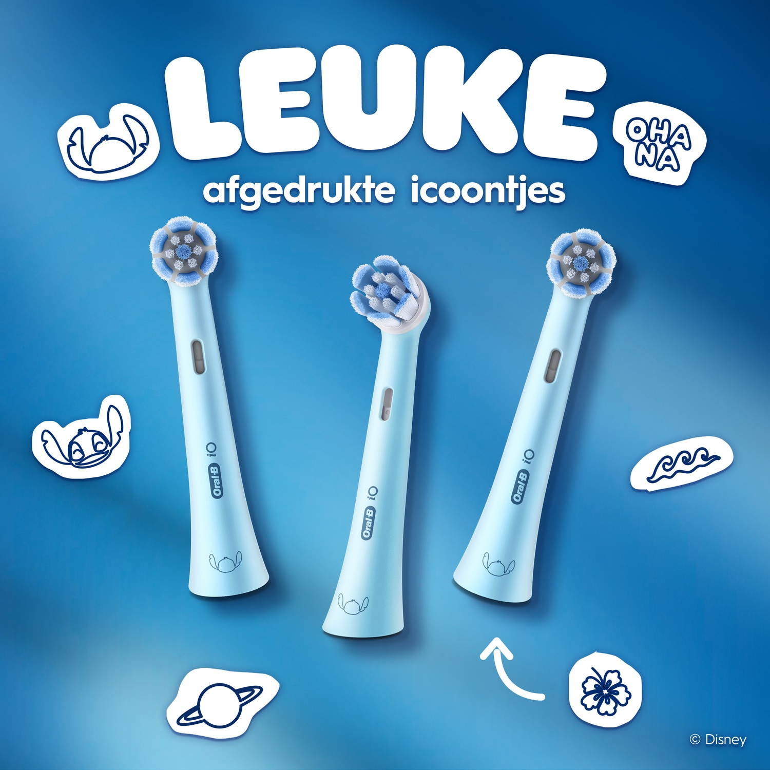 Trois brosses Oral-B bleu clair avec des icônes Disney sur fond bleu.