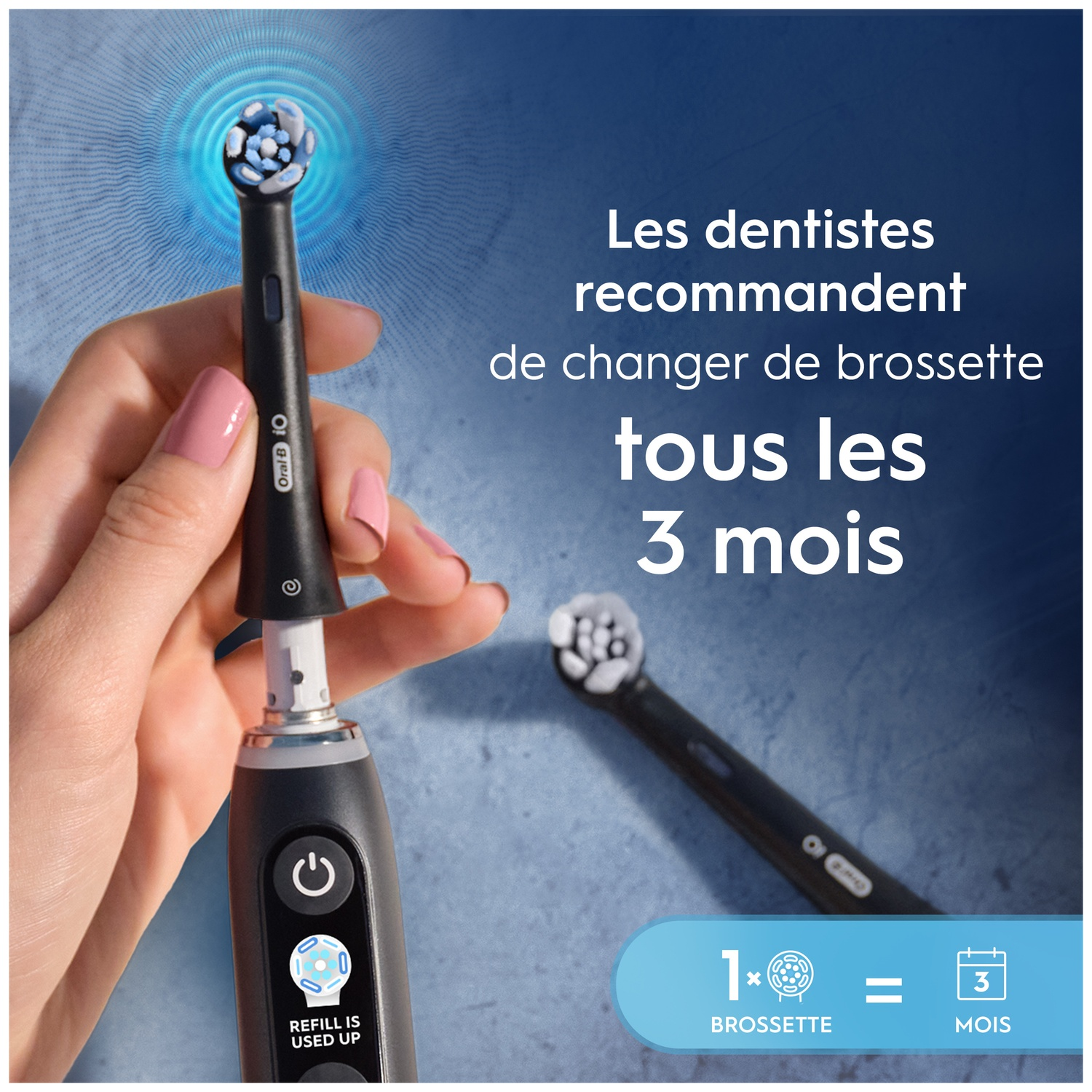 Main tenant une brosse à dents électrique avec tête, indication de remplacement 3 mois.