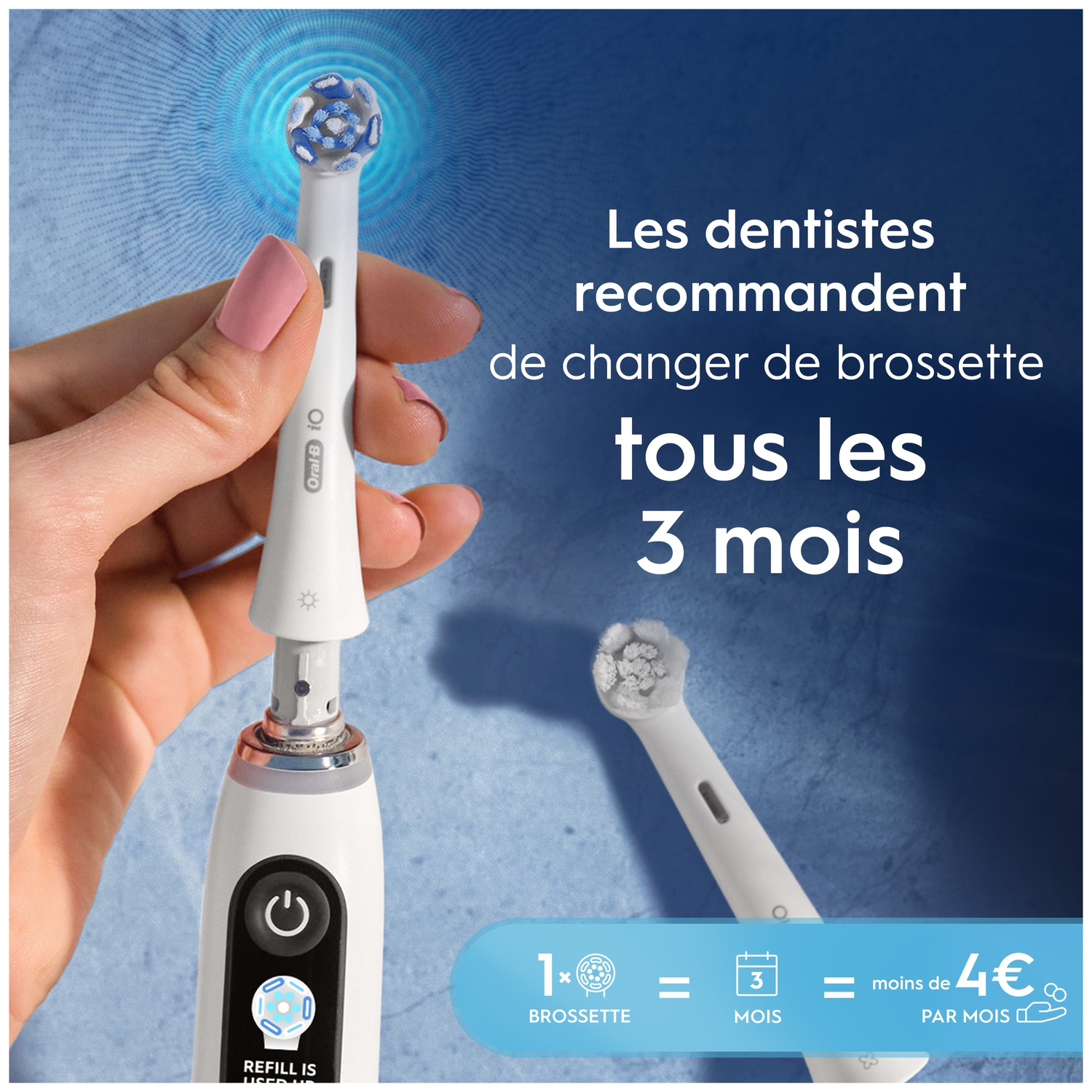 Une main tient une brosse à dents électrique, montrant une nouvelle tête.
