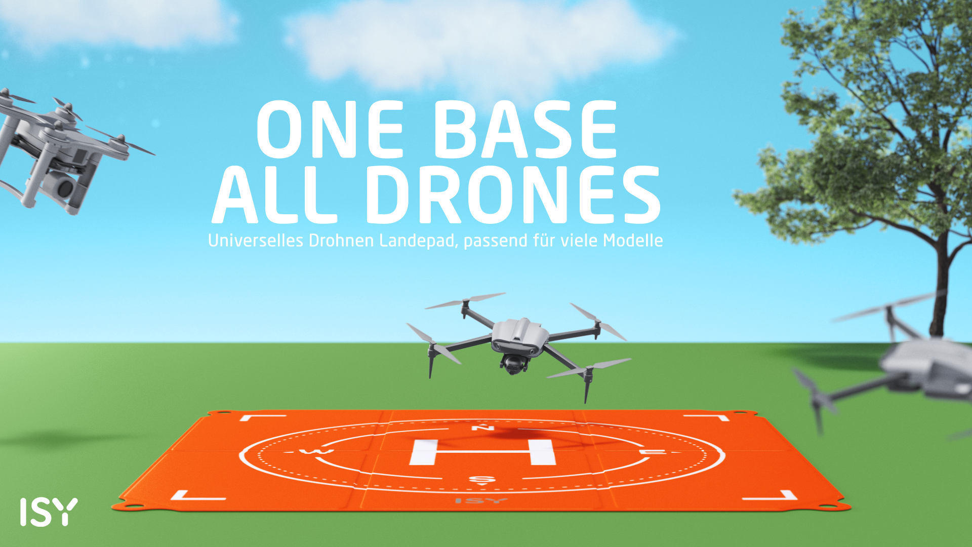 Drei Drohnen, eine schwebt über einer orangefarbenen Landeplattform auf grünem Gras unter blauem Himmel. Text: „ONE BASE ALL DRONES“