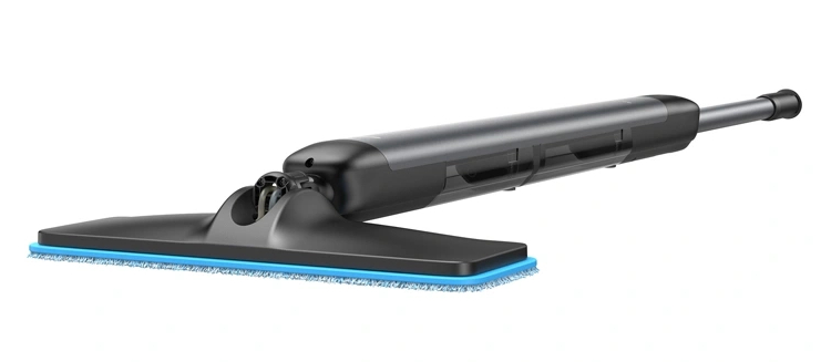 Czarna głowica mopa z niebieską szczotką i długim, ciemnym uchwytem.