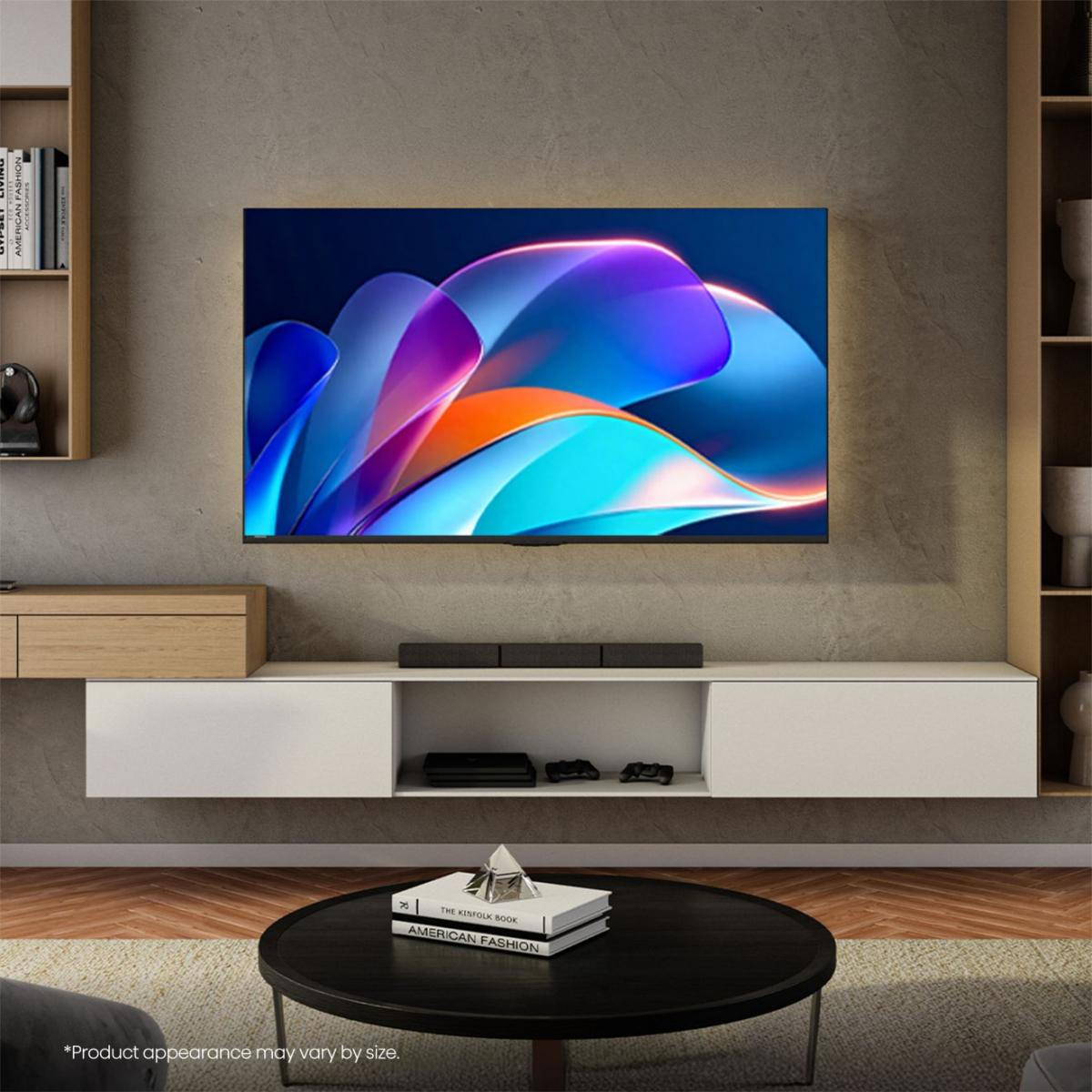 Ein modernes Wohnzimmer mit einem wandmontierten Fernseher, der abstrakte Kunst zeigt, einer weißen Medienkonsole und einem Couchtisch.