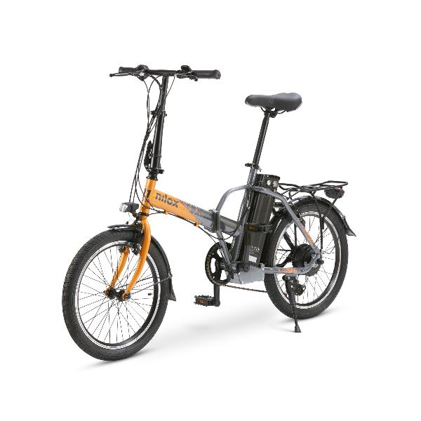 Una bicicleta eléctrica plegable naranja y gris con portaequipajes y batería.