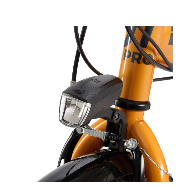 Un faro de bicicleta está sujeto a un cuadro de bicicleta naranja.