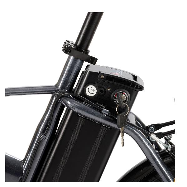 Primer plano de la batería de una bicicleta eléctrica con llave y botón "Push".