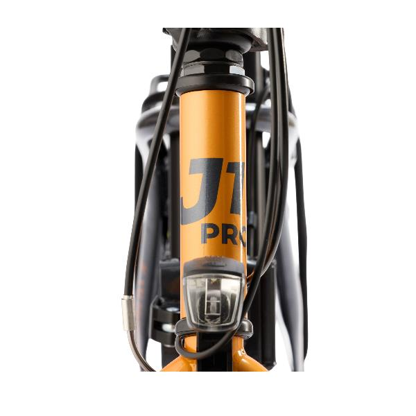 Primer plano del cuadro de bicicleta naranja con letras negras y luz delantera.