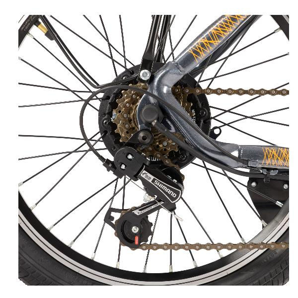 Primer plano de la transmisión de una bicicleta, mostrando el cassette, la cadena y el desviador.