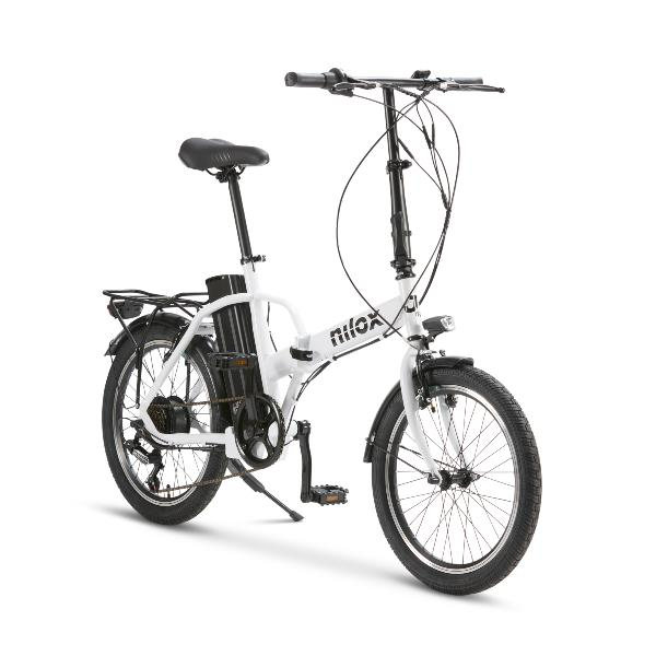 Una bicicleta eléctrica plegable blanca con sillín y portaequipajes negros.
