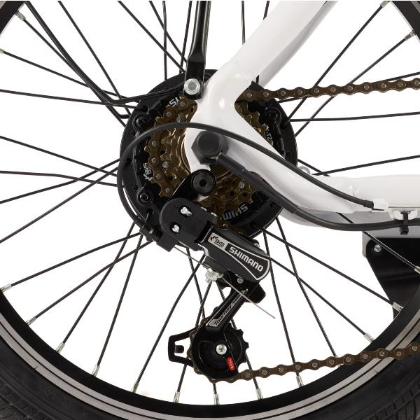 Primer plano del desviador trasero y casete de bicicleta en un cuadro blanco.