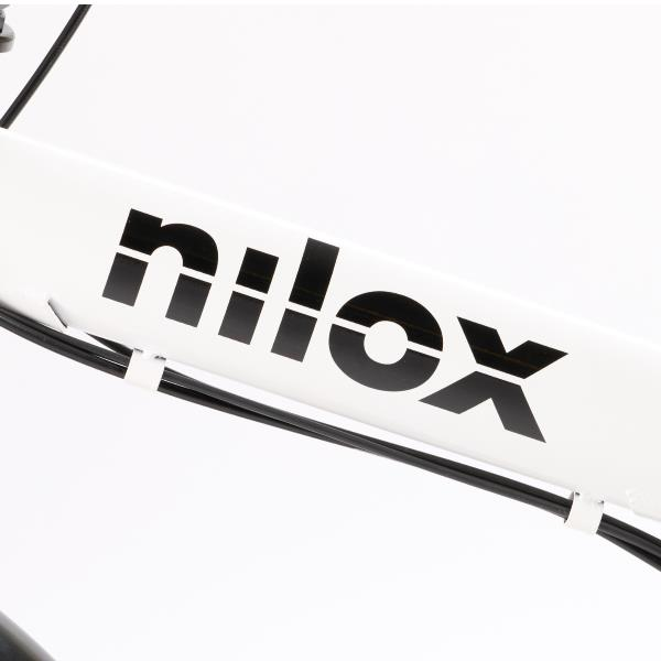 El logo negro "nilox" está impreso en un cuadro de bicicleta blanco.