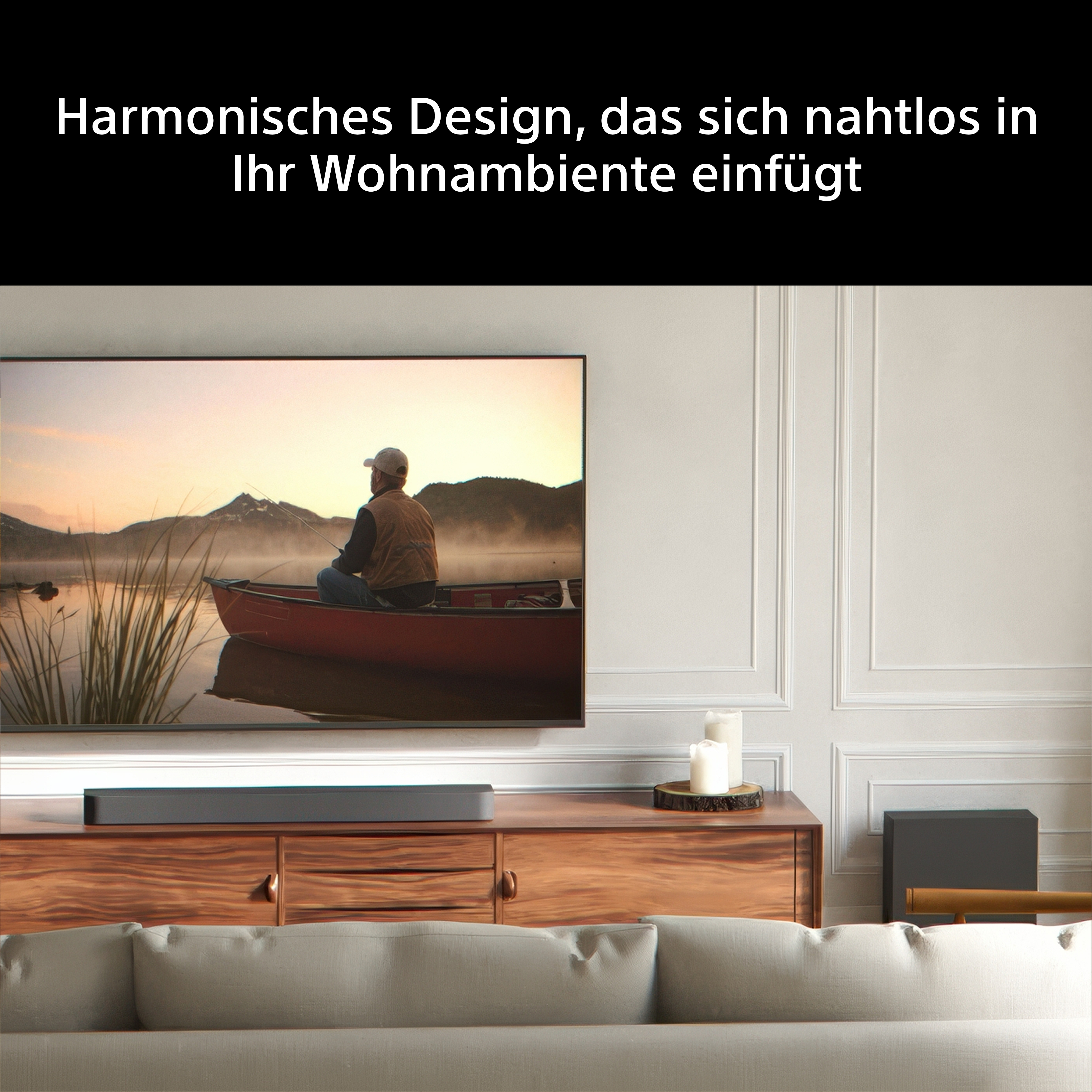 Mann in einem Boot vor nebligen Bergen bei Sonnenaufgang, Wohnzimmer mit Fernseher.