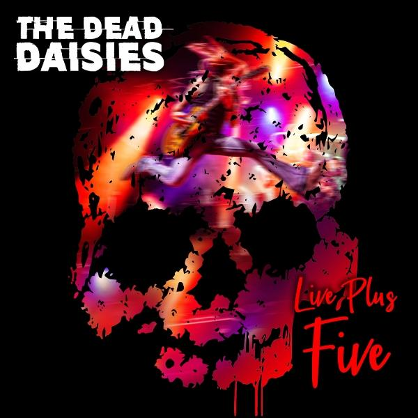Ein Totenkopf mit einem Gitarristen, der darauf springt. Text: The Dead Daisies Live Plus Five.