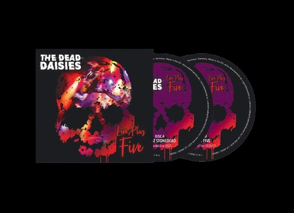 Cover eines Albums mit Totenkopf-Design und zwei CDs daneben.