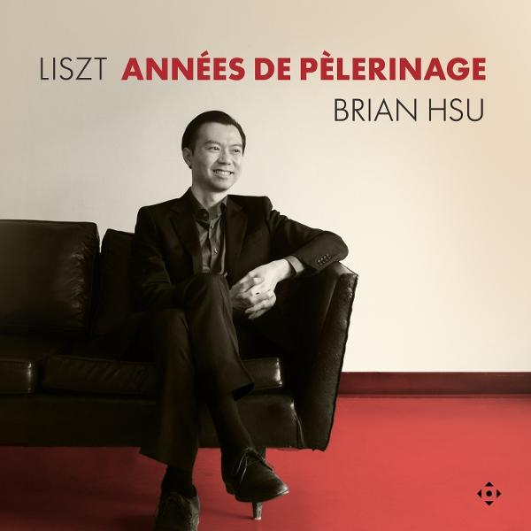 Mann im Anzug sitzt auf Ledersofa, LISZT ANNÉES DE PÈLERINAGE steht geschrieben.