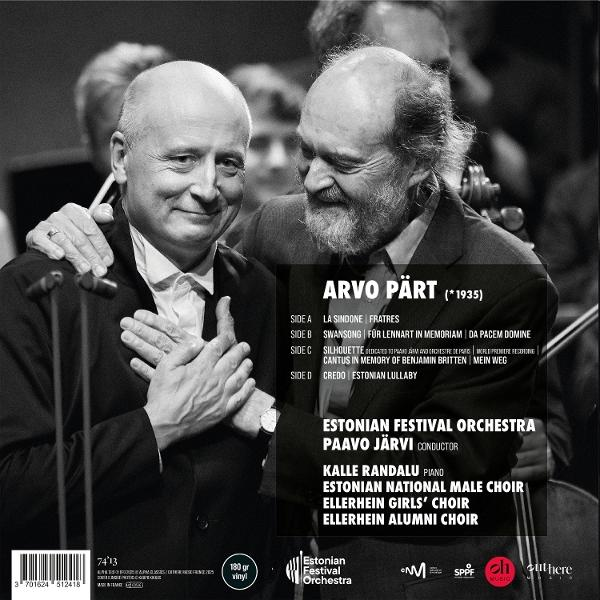 Zwei Männer, Arvo Pärt und Paavo Järvi, umarmen sich. Text auf der rechten Seite.
