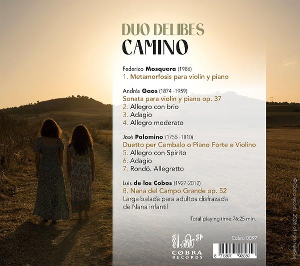 Zwei Frauen gehen auf einem Feldweg bei Sonnenuntergang. Der Albumtitel ist Duo Delibes Camino.