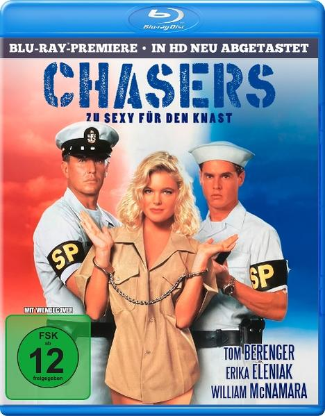 Drei Personen mit Uniformen und Handschellen vor rotem Hintergrund.