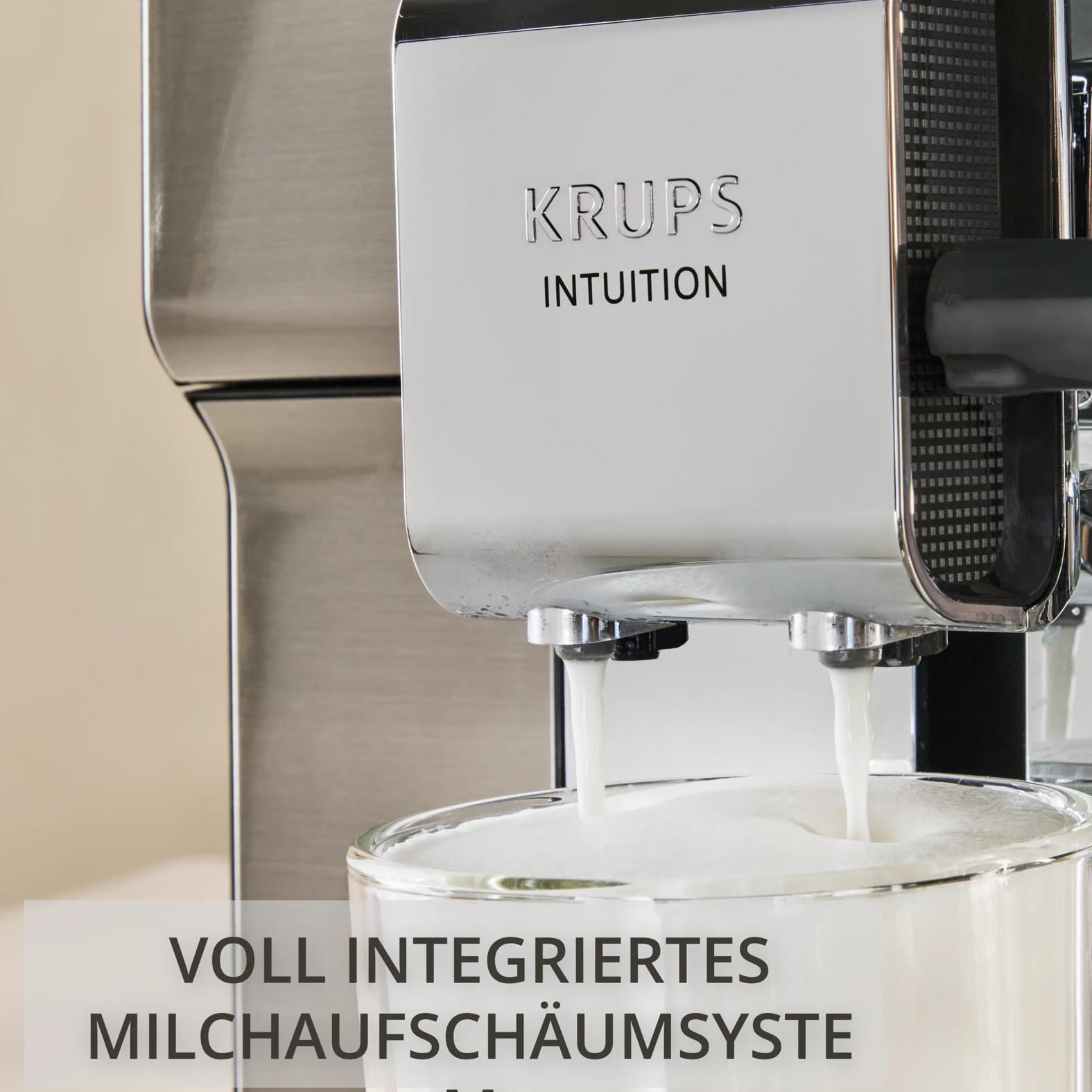 Krups Intuition Kaffeemaschine schäumt Milch in ein Glas.