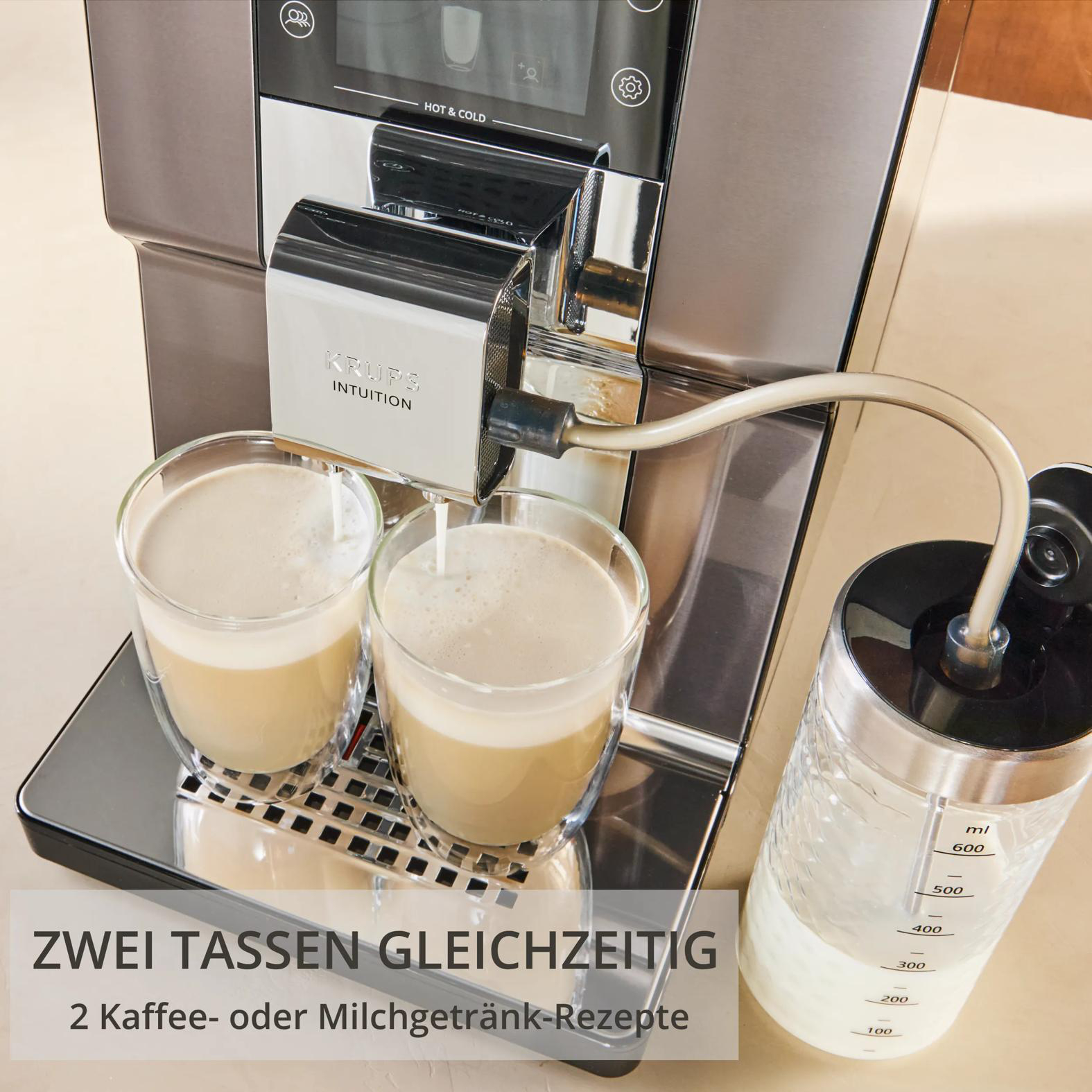 Kaffeemaschine bereitet zwei Tassen Kaffee mit Milchschaum zu.