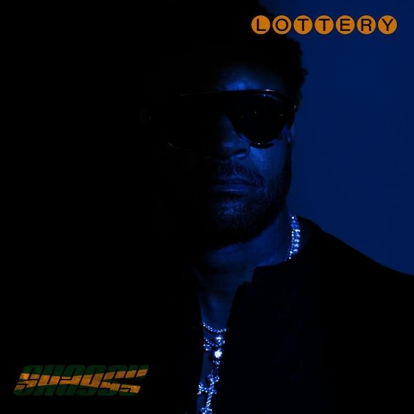 Mann mit Sonnenbrille und Halsketten vor blauem Hintergrund. Oben steht LOTTERY.