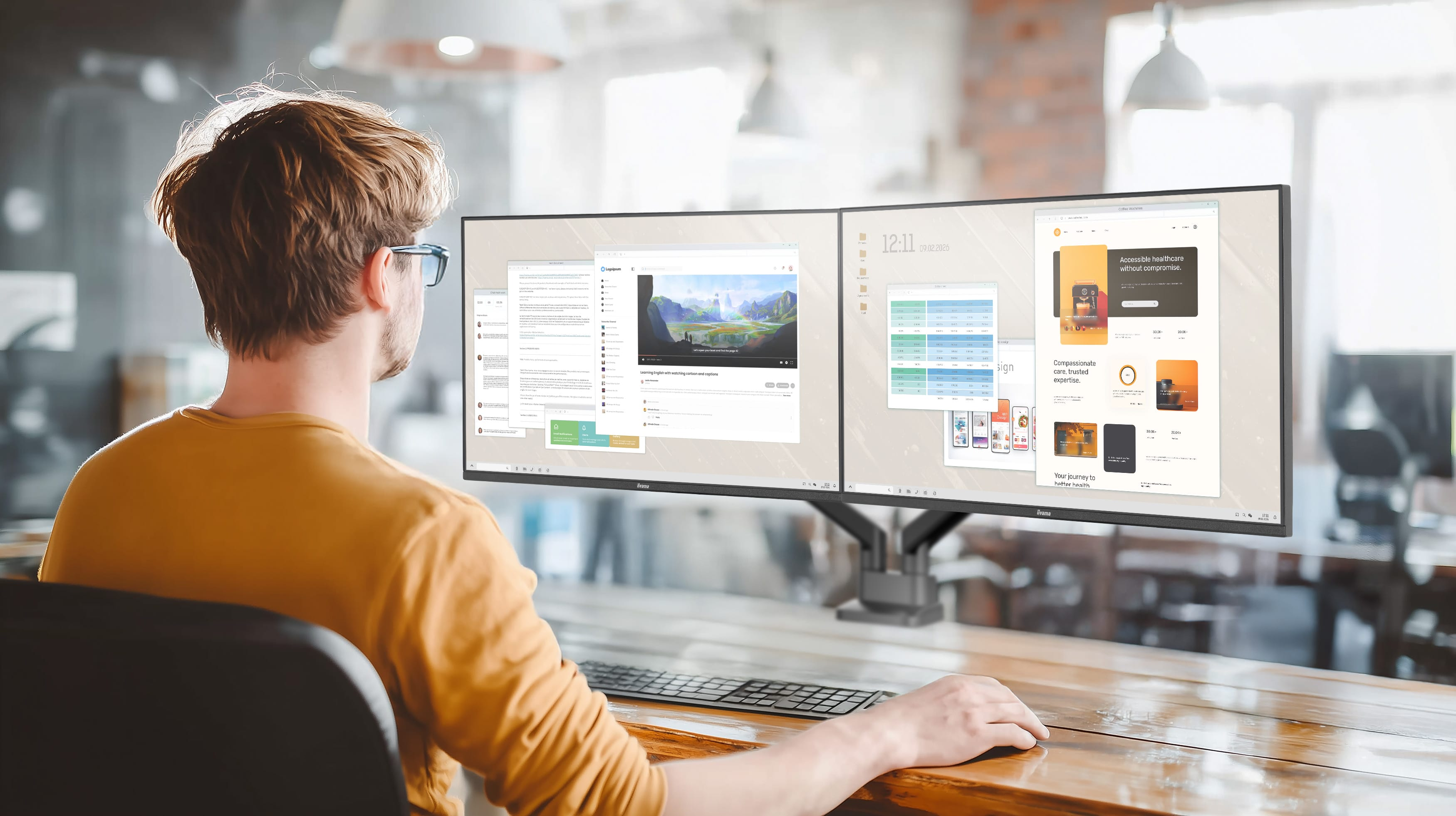 Mann in gelbem Hemd am Schreibtisch nutzt zwei Monitore mit Websites und Apps.