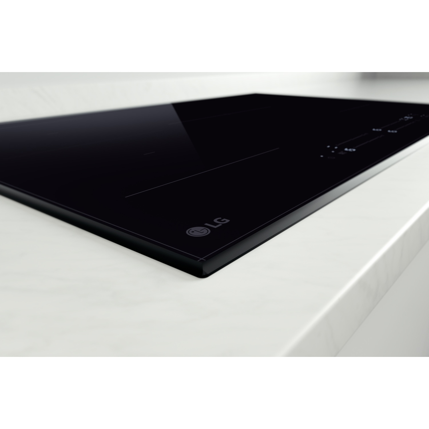 Un piano cottura a induzione LG nero con controlli touch su un piano di lavoro in marmo bianco.