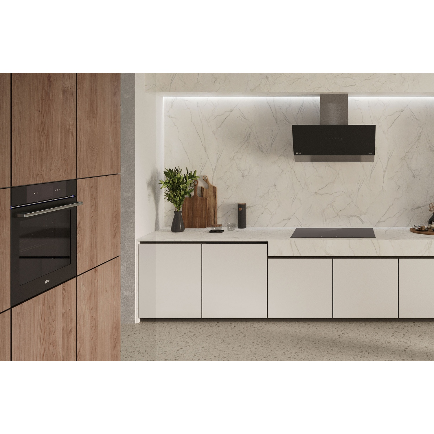 Cucina moderna con mobili in legno, forno a incasso, paraspruzzi in marmo e cappa nera.
