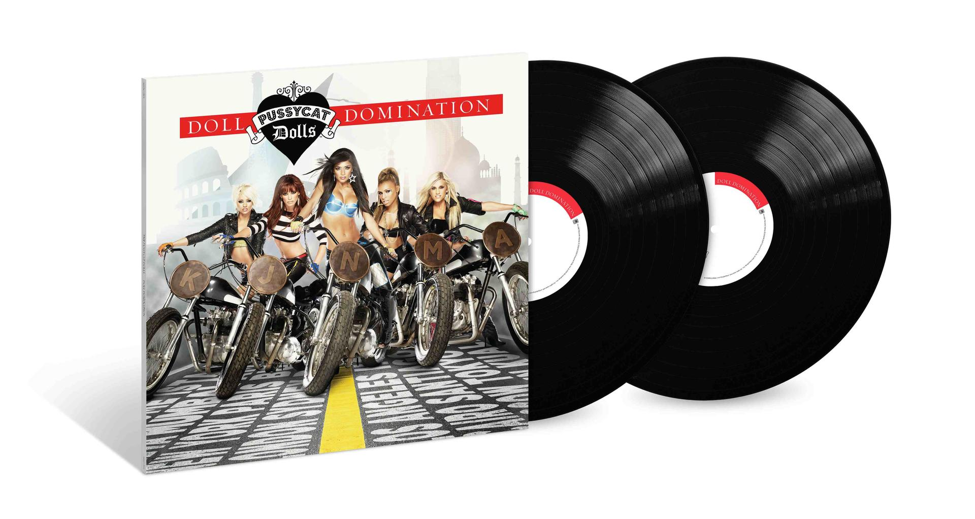 Das Albumcover Doll Domination der Pussycat Dolls mit zwei Schallplatten.
