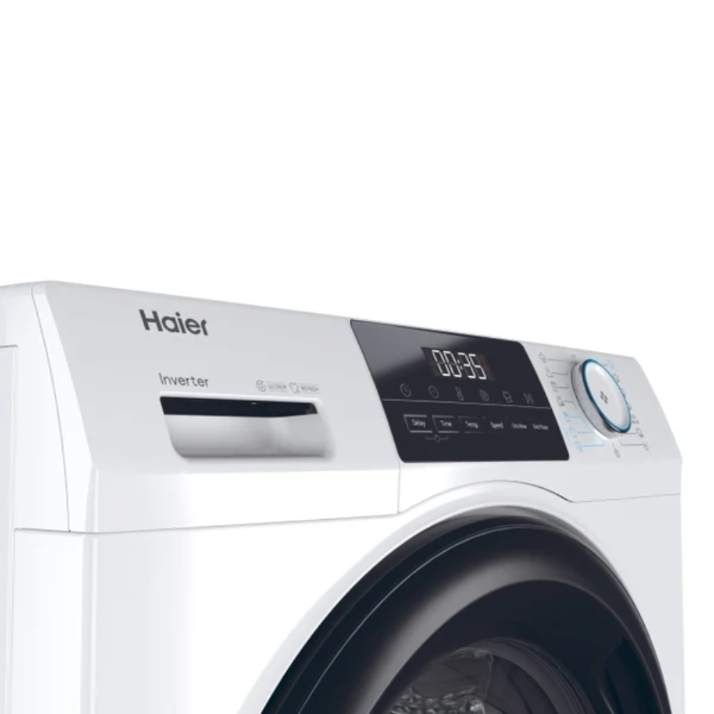 Una lavadora blanca Haier con pantalla digital y mando giratorio.