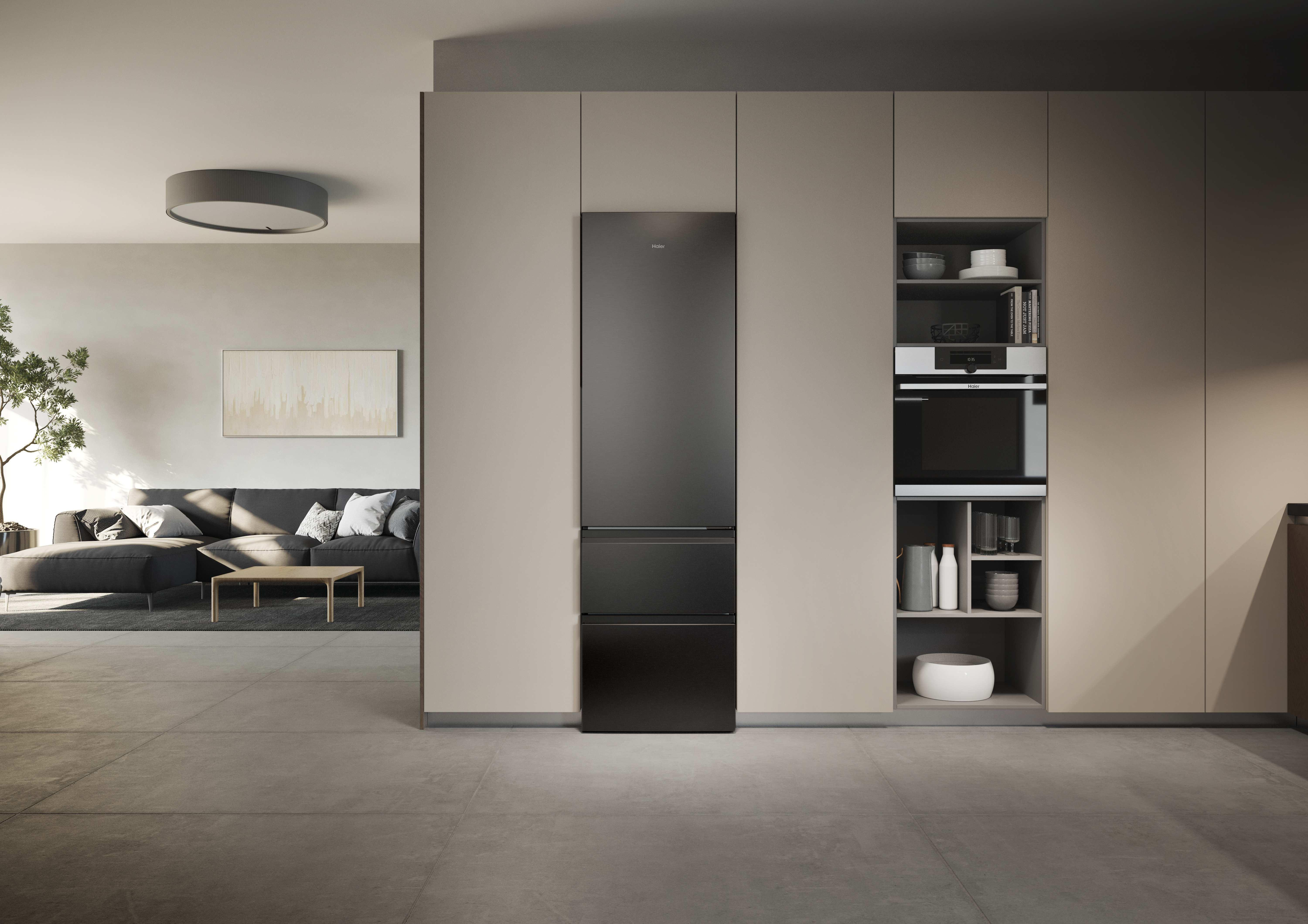 Ein moderner Wohnbereich mit einem dunklen Sofa, Couchtisch und einem Kühlschrank.
