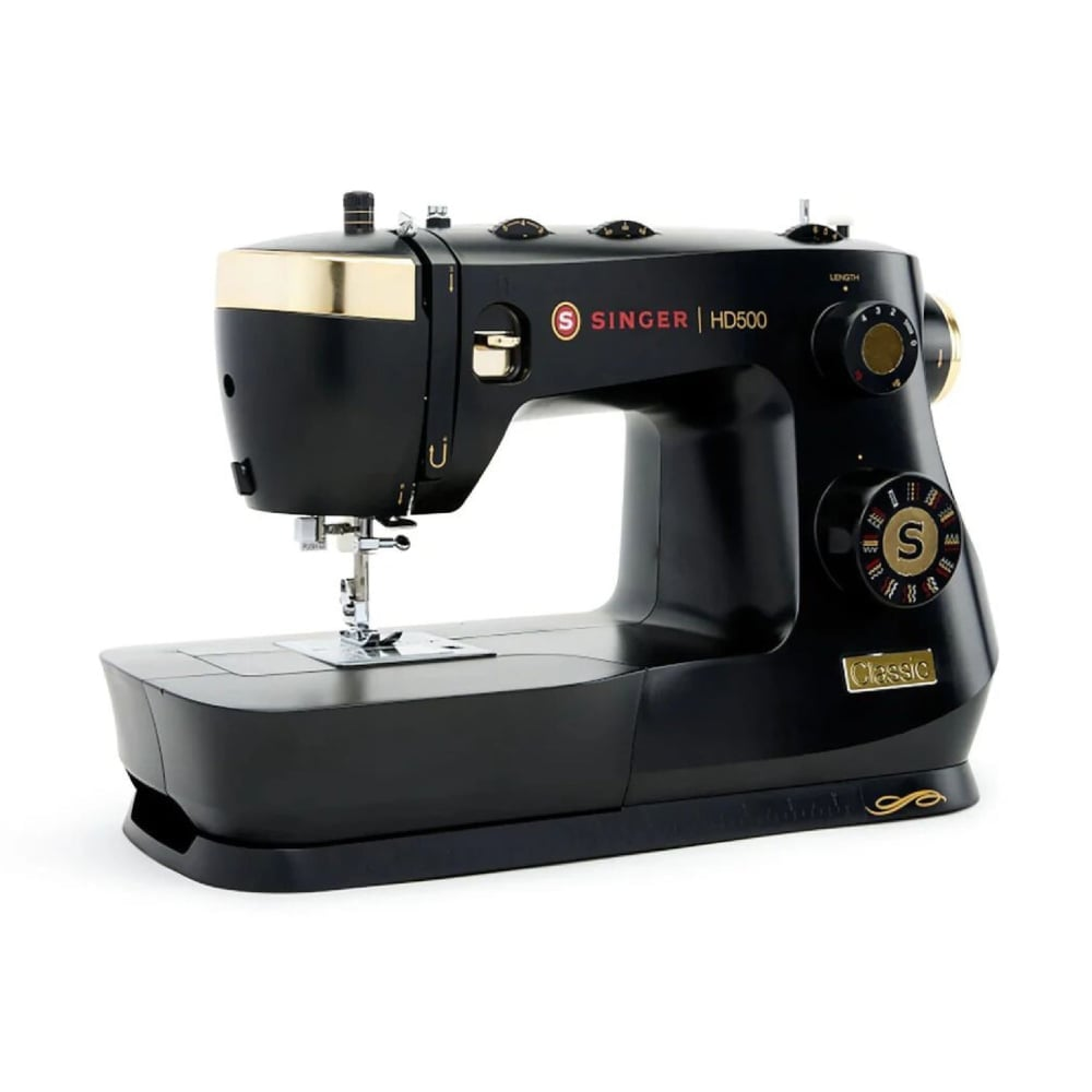 Schwarze Nähmaschine mit goldener Verzierung, Marke Singer HD500.