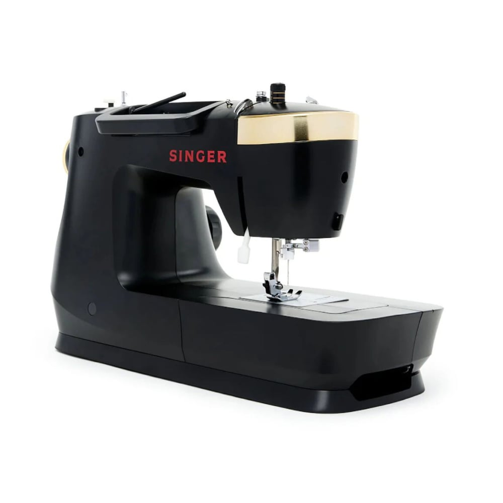 Eine schwarze Singer-Nähmaschine mit goldenen Akzenten, von schräg auf weißem Hintergrund.