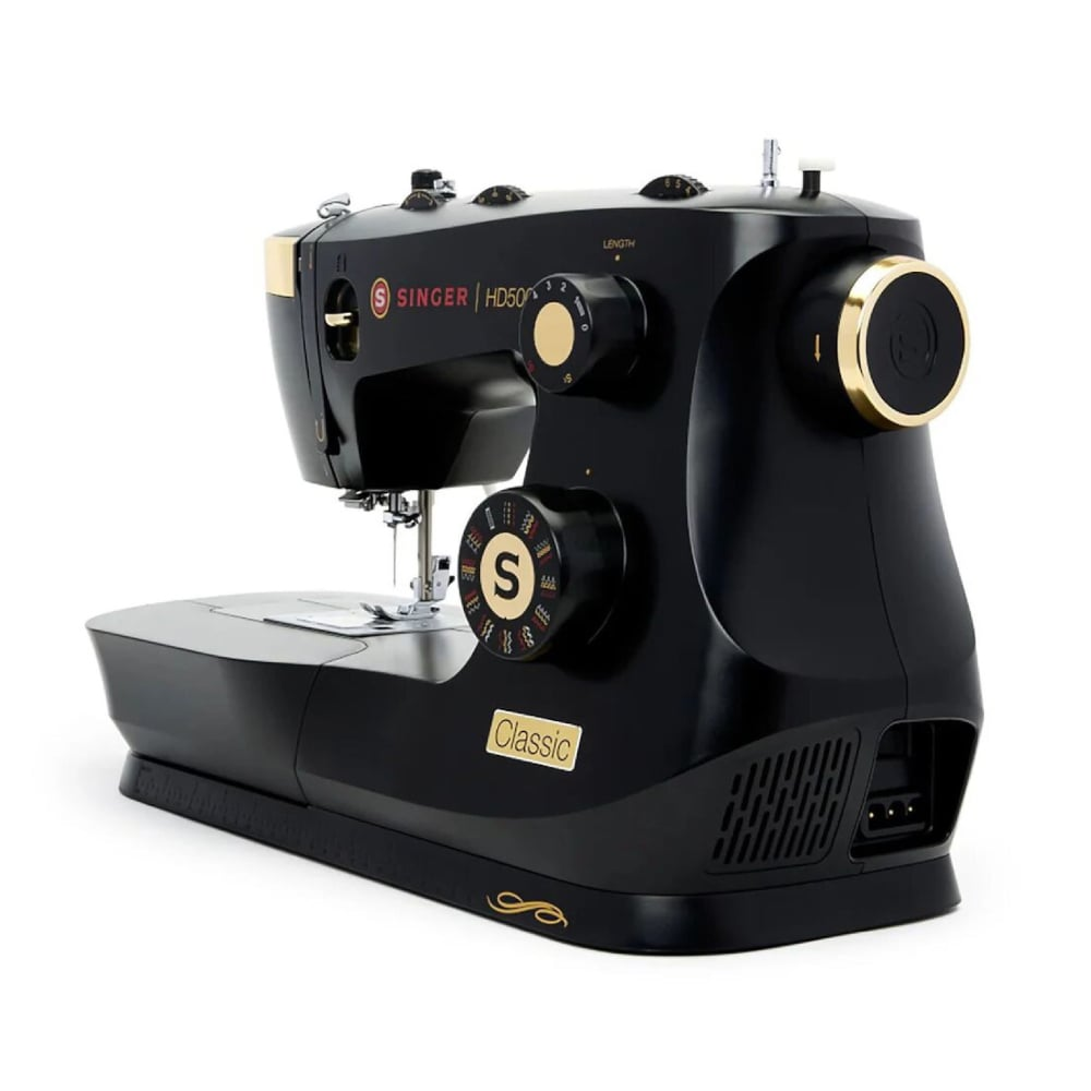 Schwarze Singer Nähmaschine mit goldenen Akzenten, Modell HD50.